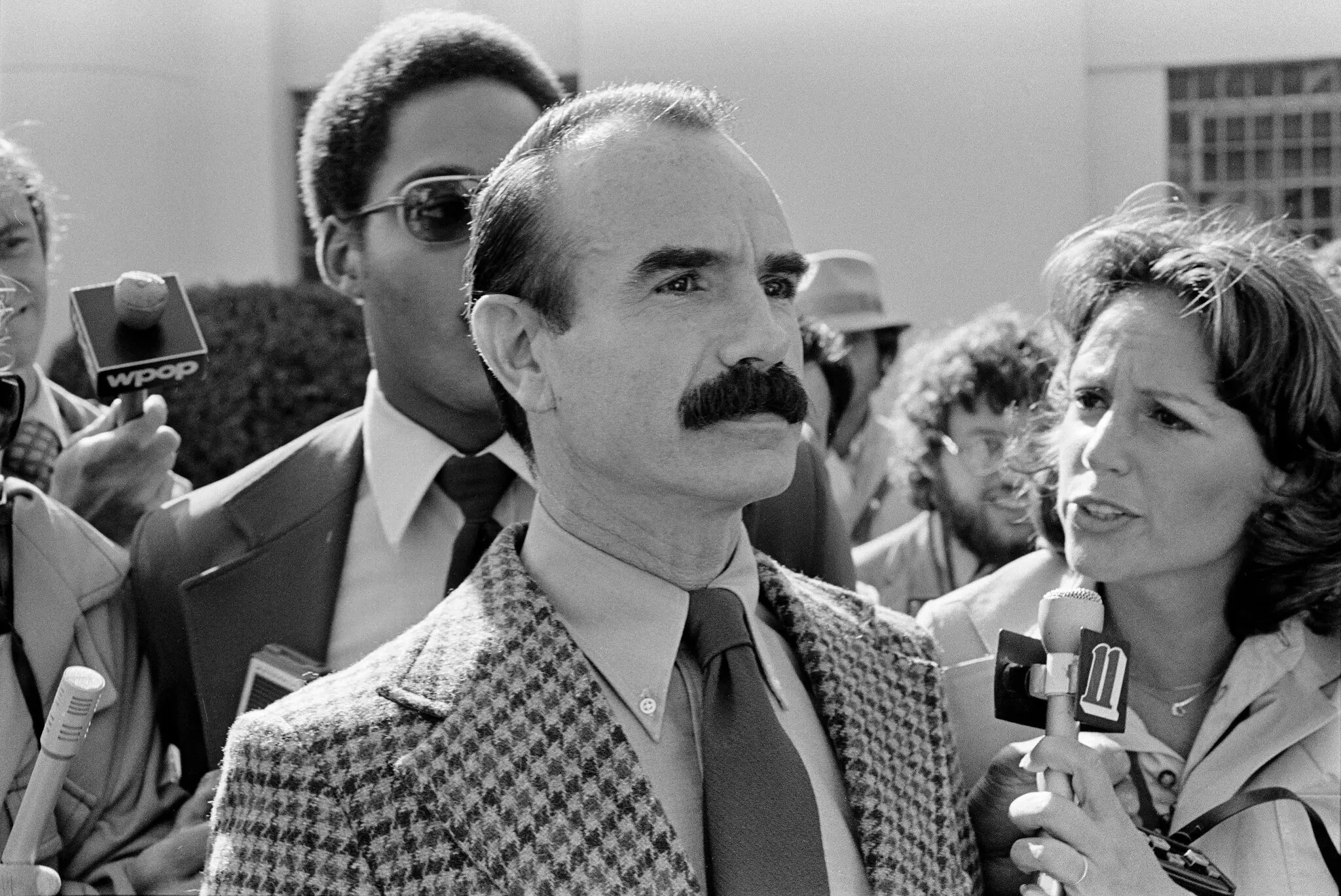 G. Gordon Liddy após sua libertação da prisão em Danbury, Connecticut, em 7 de setembro de 1977.Crédito...Fred R. Conrad/The New York Times