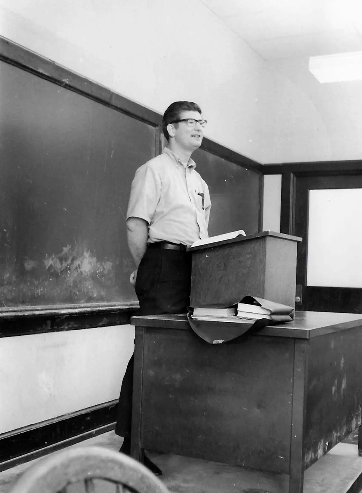 Herman Daly lecionando na Universidade Vanderbilt em 1969. Argumentar contra o crescimento econômico, ele disse, era como cutucar “um grande ninho de vespas com uma vara curta”.Crédito...via Família Daly