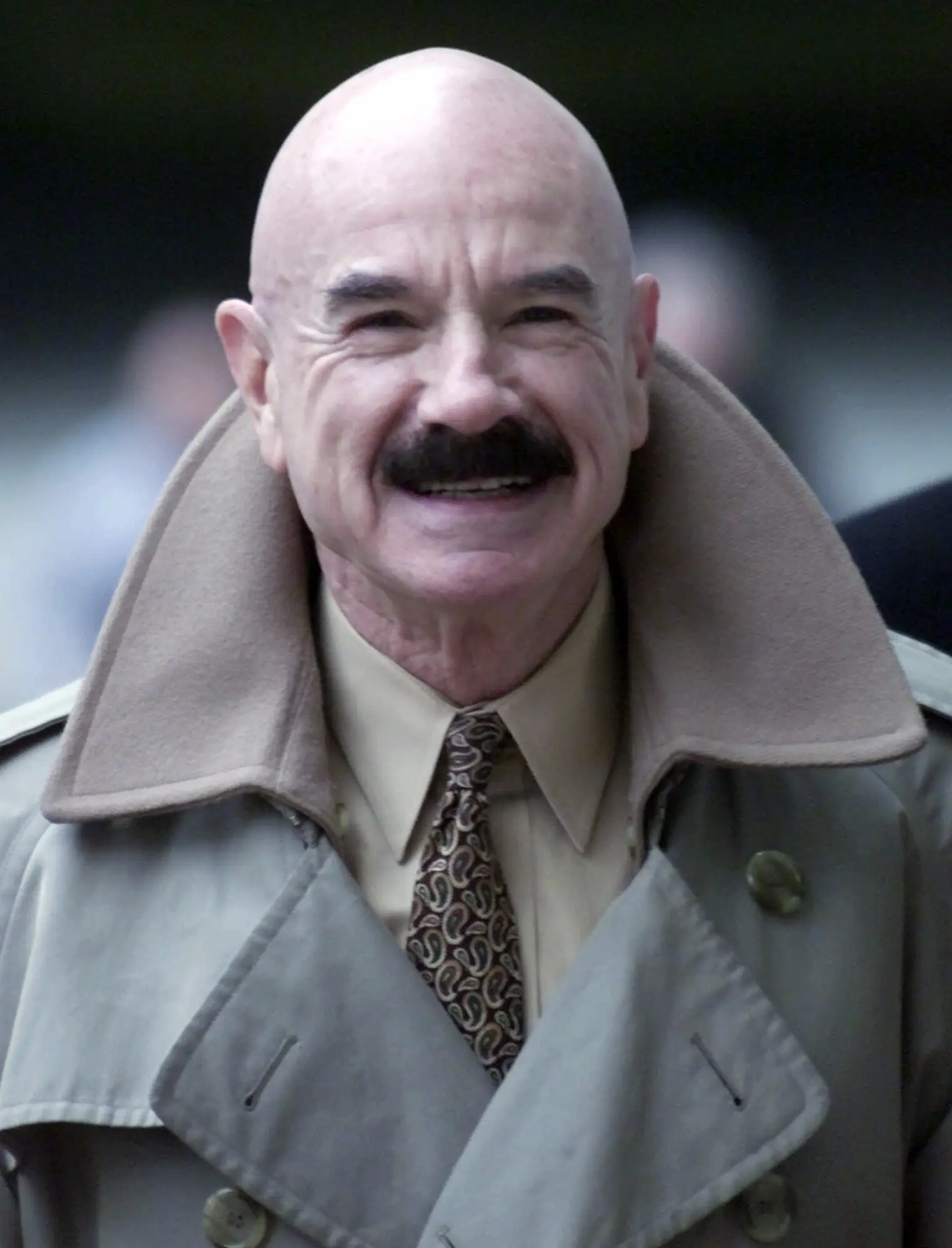 G. Gordon Liddy, um conspirador de Watergate, chega ao tribunal federal de Baltimore na terça-feira, 16 de janeiro de 2001, para se defender de um processo de difamação de US$ 5,1 milhões.Crédito...Roberto Borea/Associated Press