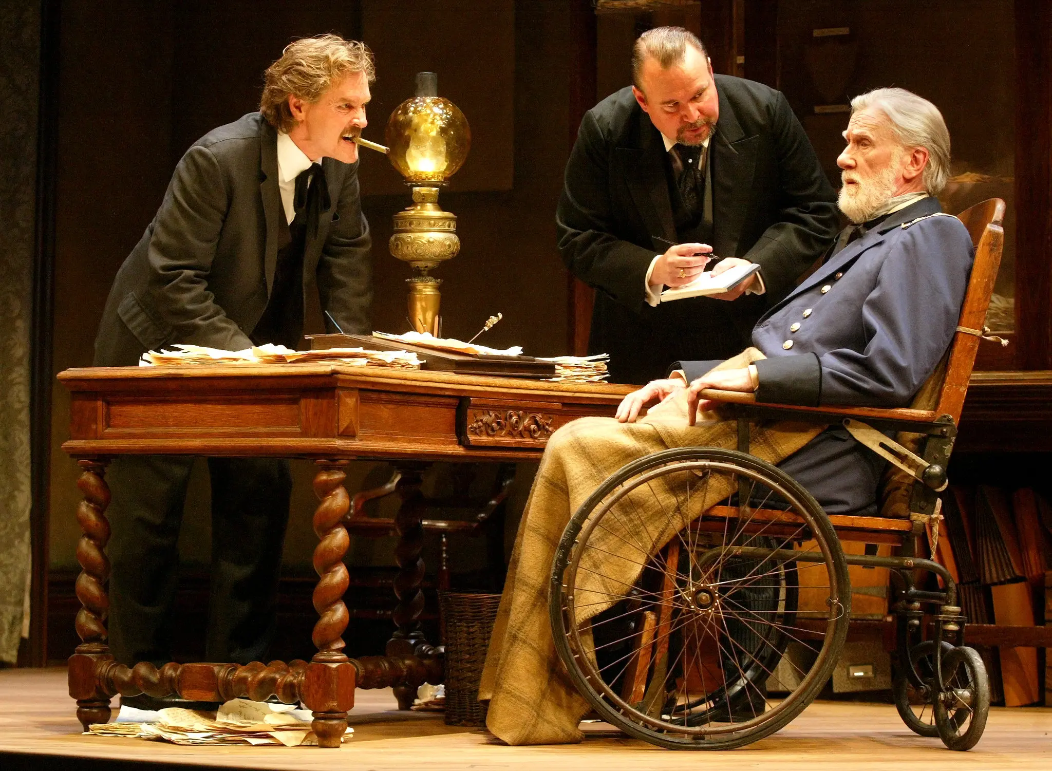 Da esquerda para a direita, William Sadler como Mark Twain, Tom McGowan como o ex-oficial do Exército da União Adam Badeau e o Sr. Moffat como Ulysses S. Grant na produção Off Broadway de 2002 de “A Few Stout Individuals”, de John Guare. Foi uma das últimas apresentações do Sr. Moffat.Crédito...Sara Krulwich/The New York Times