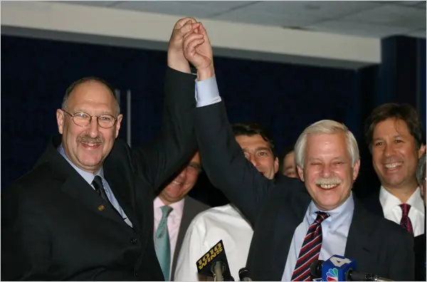 James Berg, à direita, em 2006 com o chefe sindical Mike Fishman. (Crédito da fotografia: cortesia William Regan para o The New York Times)