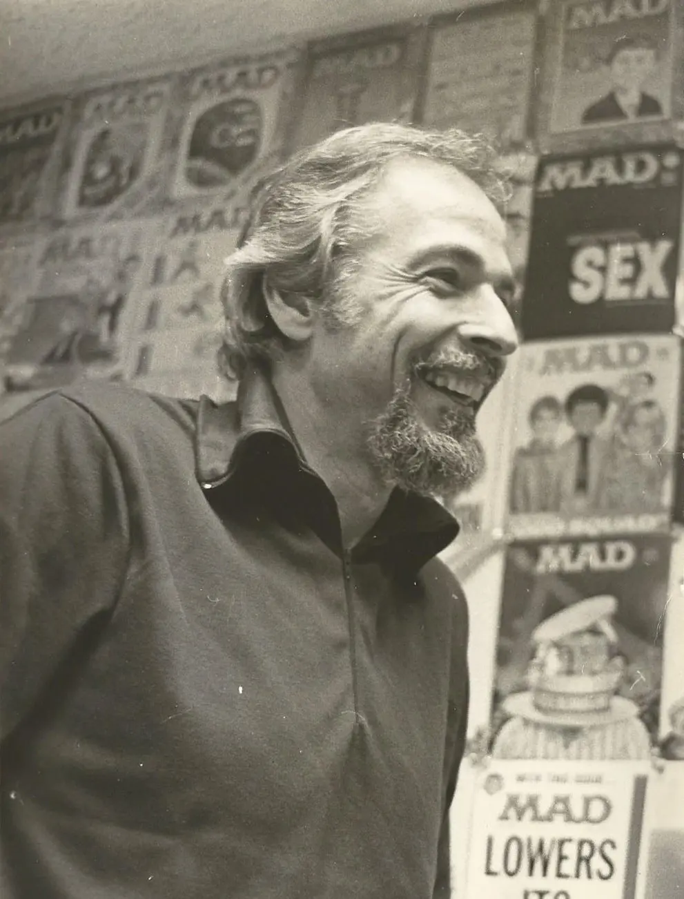 Nick Meglin no escritório da revista Mad em Manhattan na década de 1980. O editor da revista, William M. Gaines, certa vez chamou o Sr. Meglin de “a alma e a consciência” da Mad. (Crédito da fotografia: cortesia A propriedade de Nick Meglin)