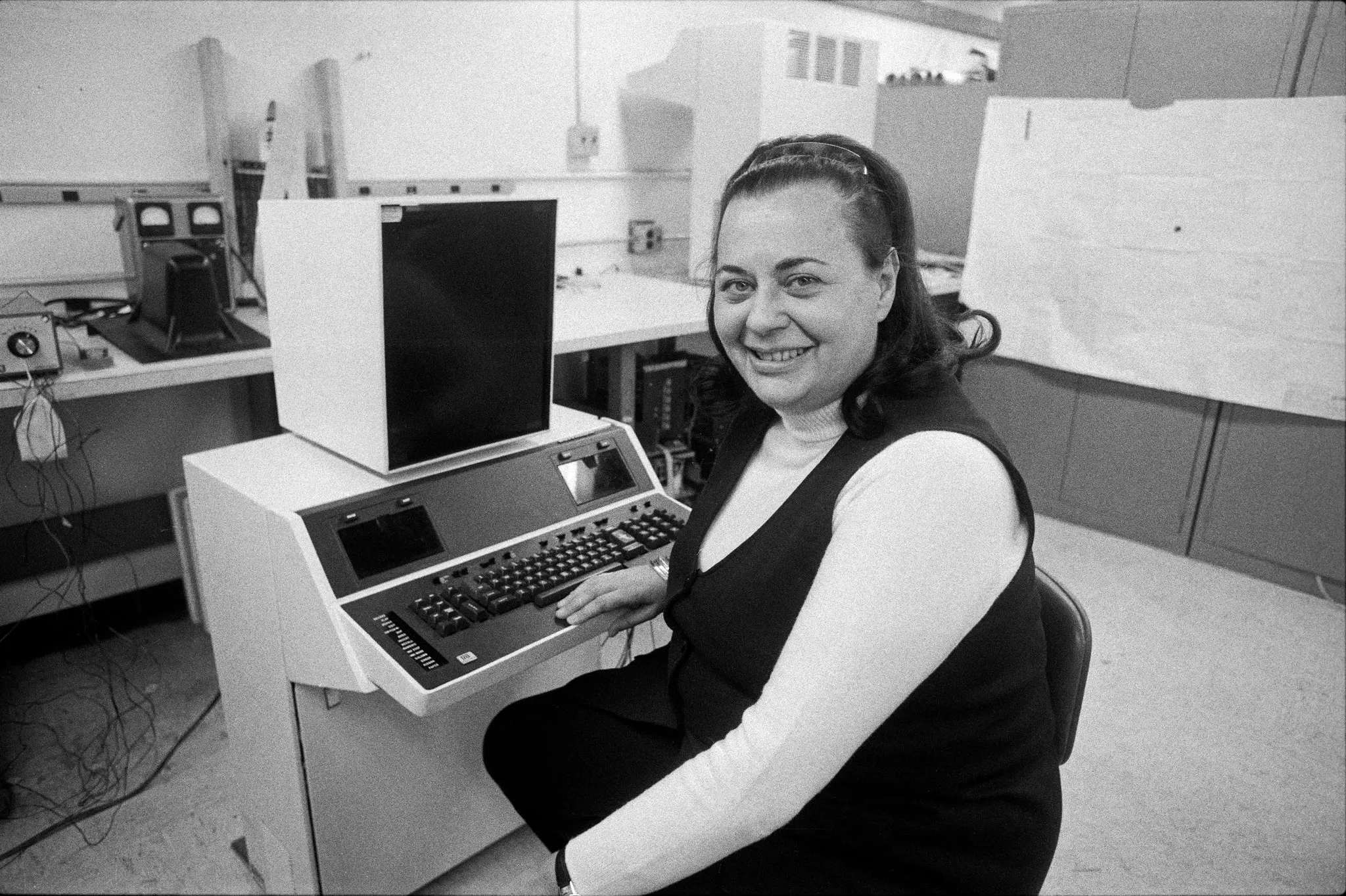 Evelyn Berezin em 1976, quando era presidente da Redactron Corporation, com o Data Secretary, o primeiro processador de texto computadorizado, que ela projetou e comercializou. (Crédito da fotografia: cortesia Barton Silverman/The New York Times/ TODOS OS DIREITOS RESERVADOS)