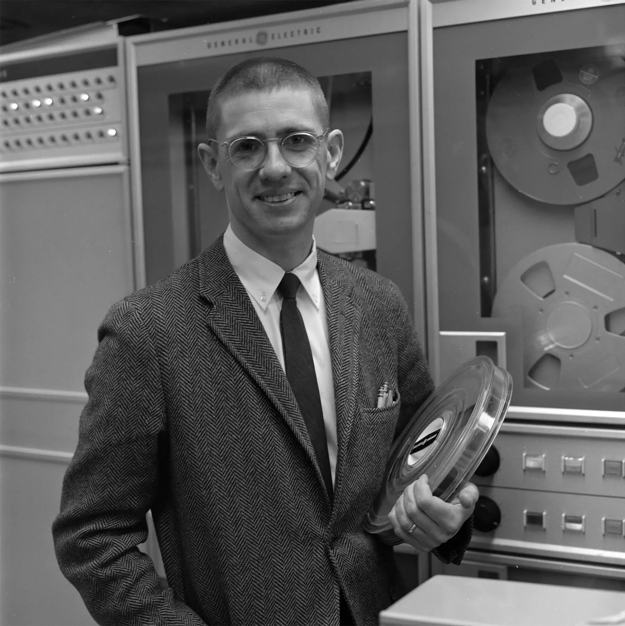 Thomas E. Kurtz com um computador antigo em Dartmouth no início dos anos 1960. Ele trabalhou para tornar os computadores mais acessíveis a todos os alunos, não apenas aqueles em áreas técnicas — uma ideia nova na época. (Crédito da fotografia: cortesia Biblioteca de Coleções Especiais Adrian N. Bouchard/Rauner)