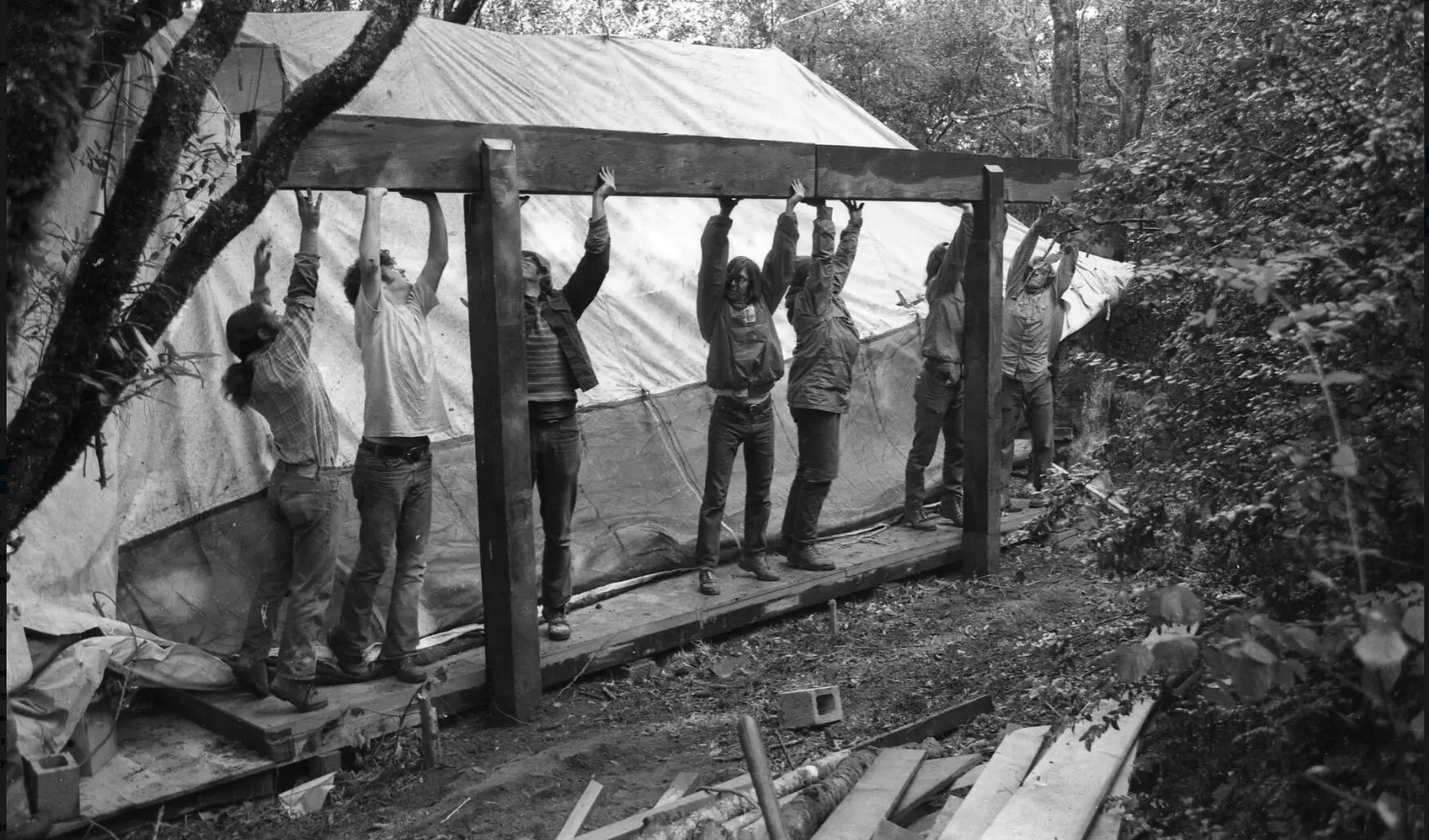 Em 1971, mais de uma dúzia de estudantes de Berkeley fizeram um curso experimental que o Sr. Van der Ryn ensinou em sua propriedade em Inverness, Califórnia, morando em prédios que eles mesmos construíram com materiais recuperados.Crédito...Anne T. Kent California Room/Biblioteca gratuita do Condado de Marin