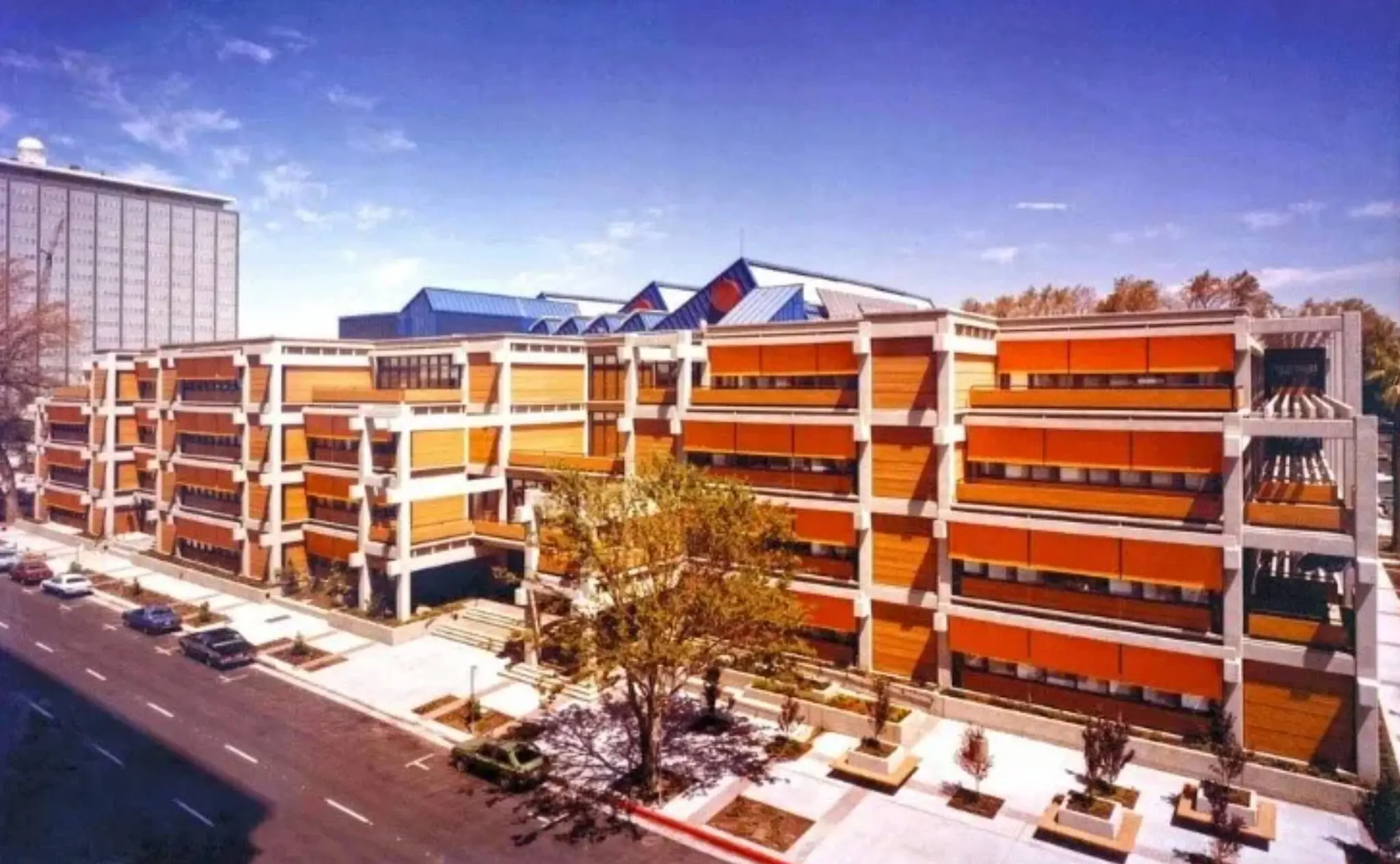 O Gregory Bateson Building em Sacramento, que o Sr. Van der Ryn e outros projetaram, logo após sua inauguração em 1981. De acordo com a The Architectural Review, foi “o primeiro edifício de grande porte a incorporar o que hoje chamamos de arquitetura sustentável”.Crédito...através de Van der Ryn