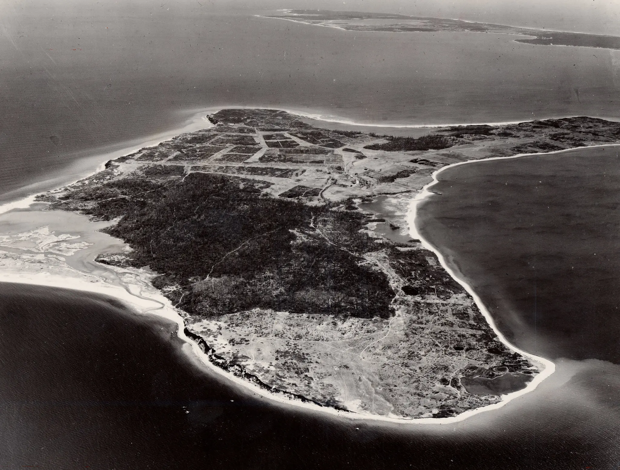 Gardiners Island, um santuário de 3.300 acres na ponta de Long Island. Os Goelets o mantiveram como um santuário de pássaros. À distância está o South Fork de Long Island.Crédito...O jornal New York Times