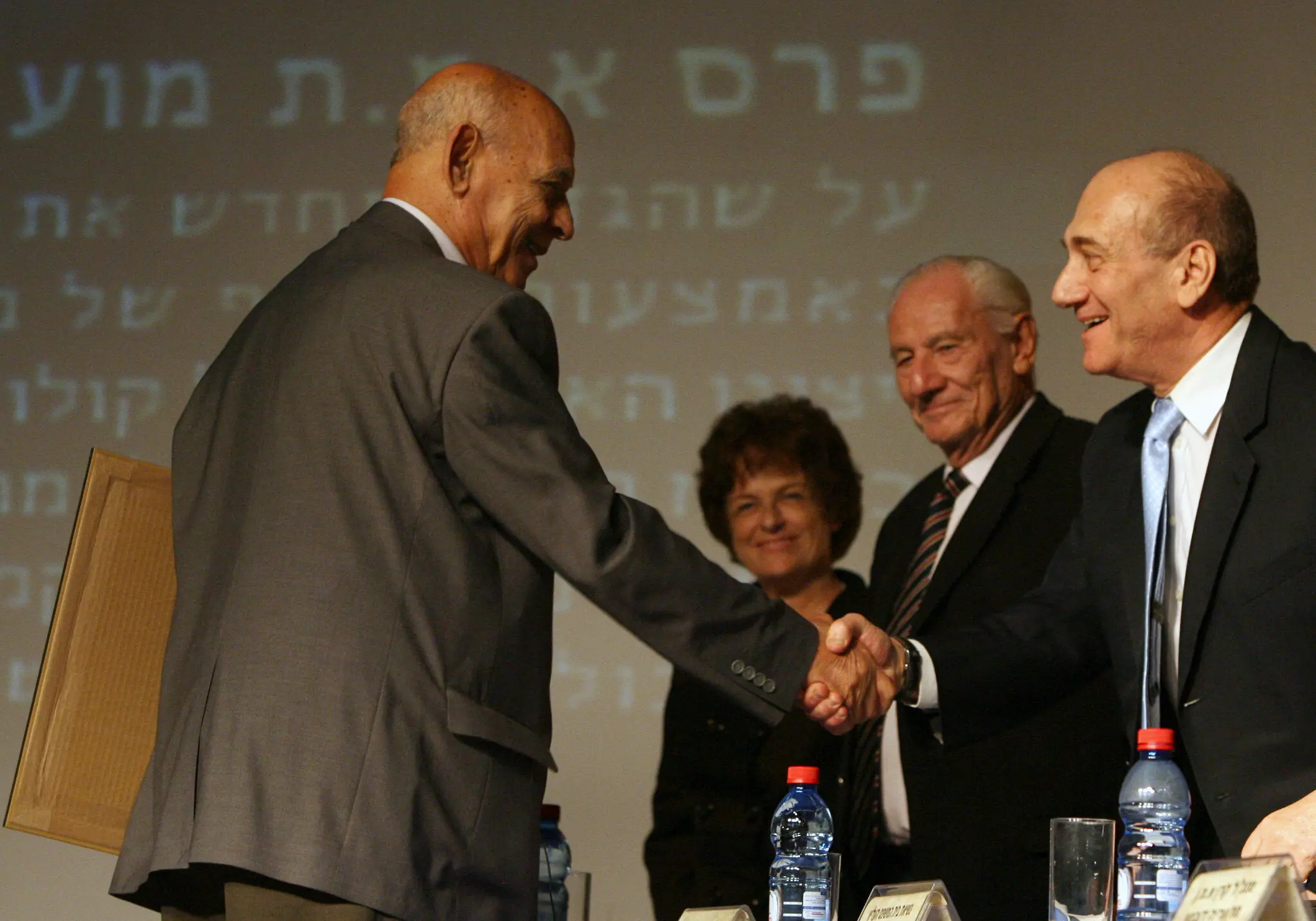 O Sr. Michael, à esquerda, foi parabenizado pelo Primeiro Ministro Ehud Olmert de Israel em Jerusalém em 2007 após receber o Prêmio Emet, concedido pela excelência em realizações acadêmicas e profissionais.Crédito...Foto da piscina por Jim Hollander