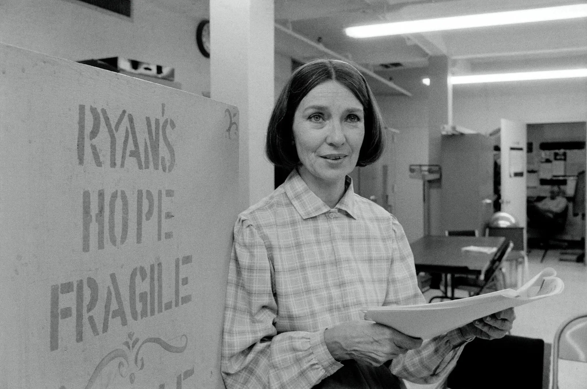 Helen Gallagher em 1983, no set de “Ryan's Hope”. “Fiz coisas no programa que eu teria orgulho de comparar a qualquer coisa que já fiz no palco”, ela disse. (Crédito da fotografia: cortesia Don Hogan Charles/The New York Times)