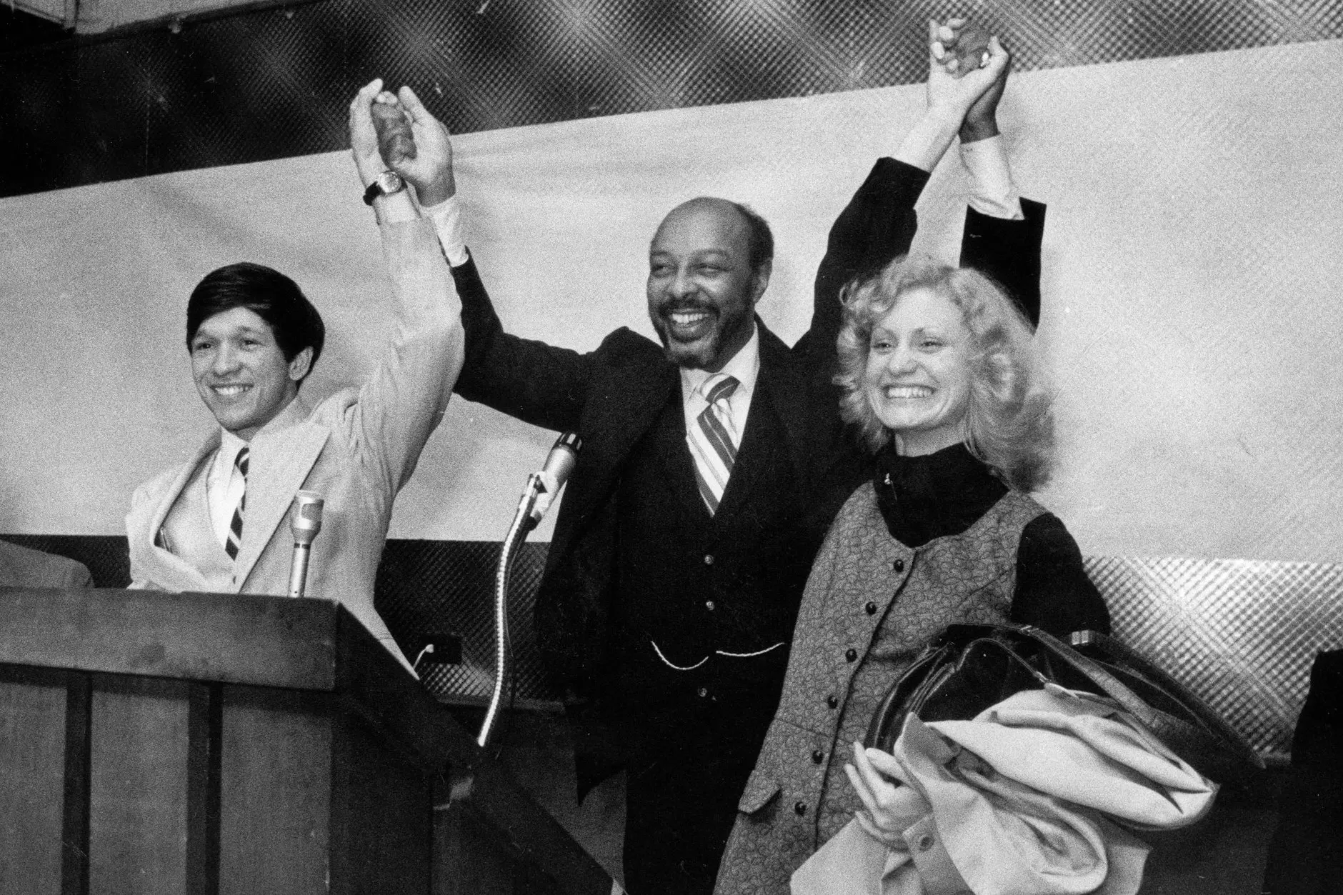 Louis Stokes com Dennis Kucinich e a esposa do Sr. Kucinich, Sandy, em 1977.Crédito...The Plain Dealer, via Associated Press