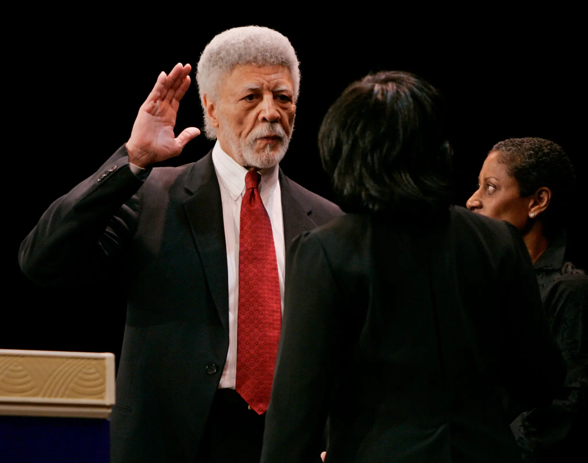 O Sr. Dellums foi empossado prefeito de Oakland em 8 de janeiro de 2007. À direita estava sua esposa, Cynthia.Crédito...Paul Sakuma/Associated Press