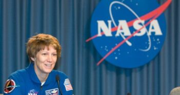 Matt Stroshane/Getty Images Eileen Collins não foi a primeira astronauta mulher dos Estados Unidos, mas fez história ao se tornar a primeira a pilotar e comandar um ônibus espacial