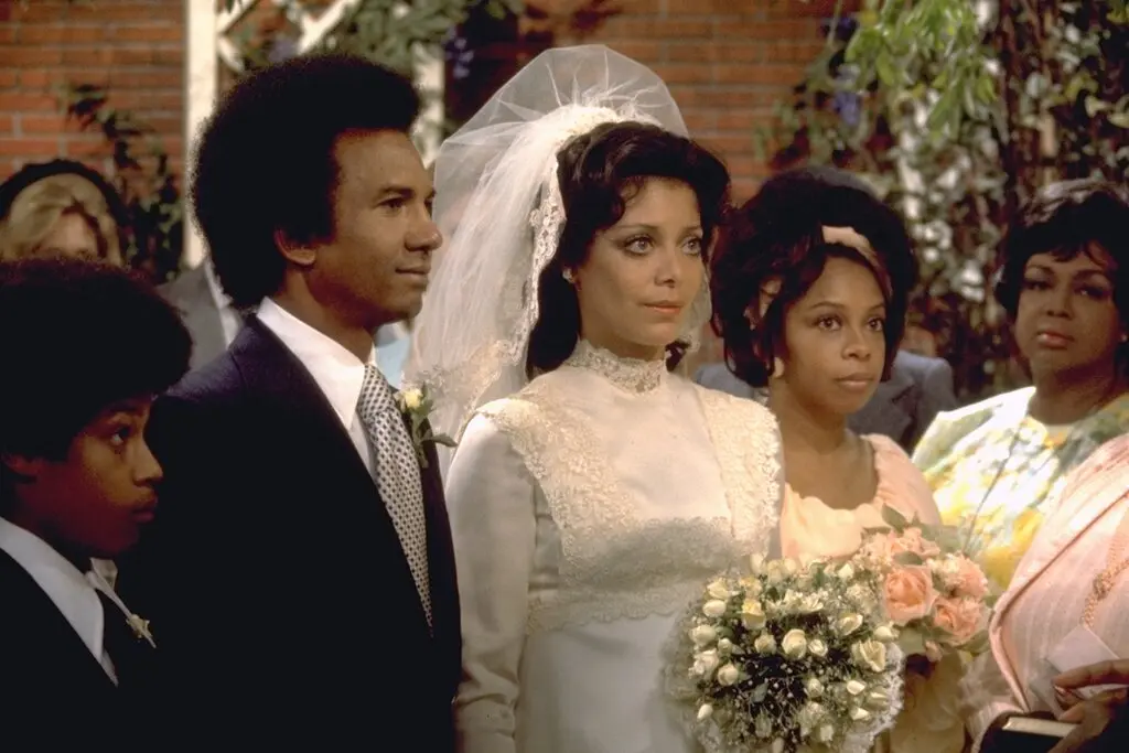 Ellen Holly em um episódio de 1973 da novela “One Life to Live”, em que sua personagem, Carla Gray, se casou com Ed Hall, interpretado por Al Freeman Jr. À esquerda está um Laurence Fishburne muito jovem.Crédito...Conteúdo de entretenimento geral da Disney, via Getty Images