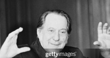 O pintor italiano Pietro Annigoni (1910-1988) fotografado em Londres em 27 de abril de 1977. (Foto de United News/Popperfoto via Getty Images/Getty Images)