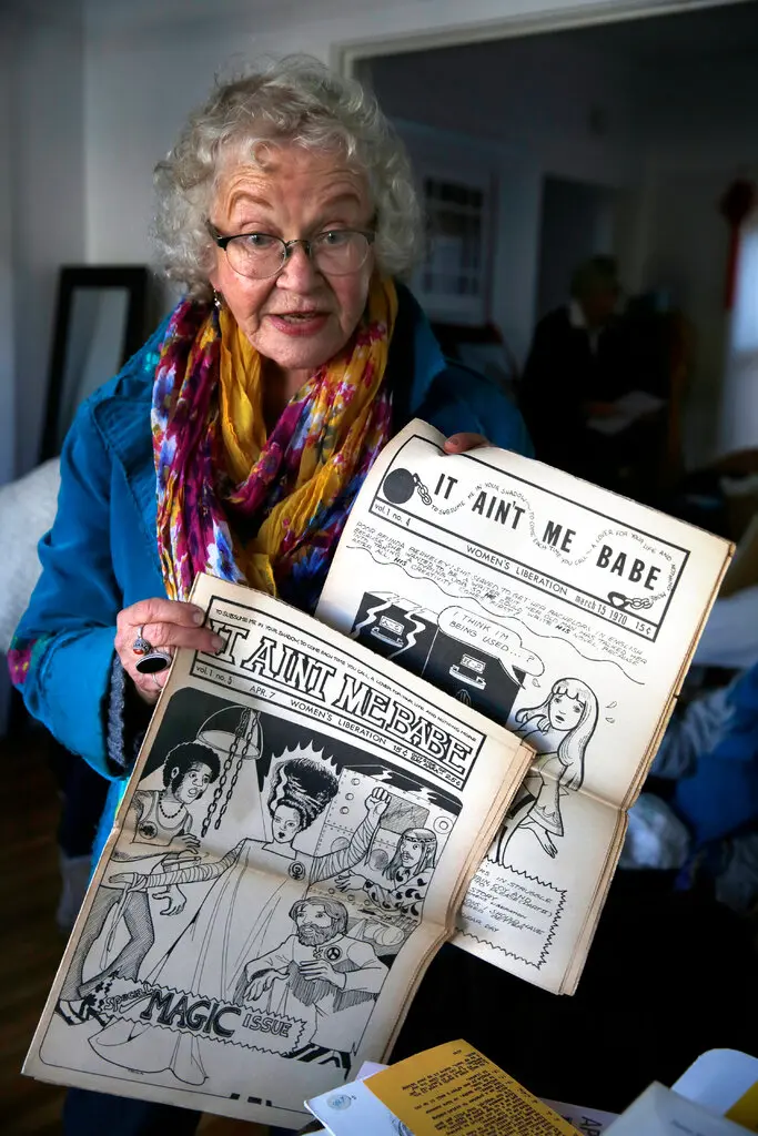 Trina Robbins em 2015 com cópias do It Ain't Me Babe, o jornal feminista feito exclusivamente por mulheres. Ela ajudou a criá-lo. (Crédito da fotografia: Cortesia © Copyright All Rights Reserved/ © Liz Hafalia/The San Francisco Chronicle, via Getty Images ®/ REPRODUÇÃO/ TODOS OS DIREITOS RESERVADOS)