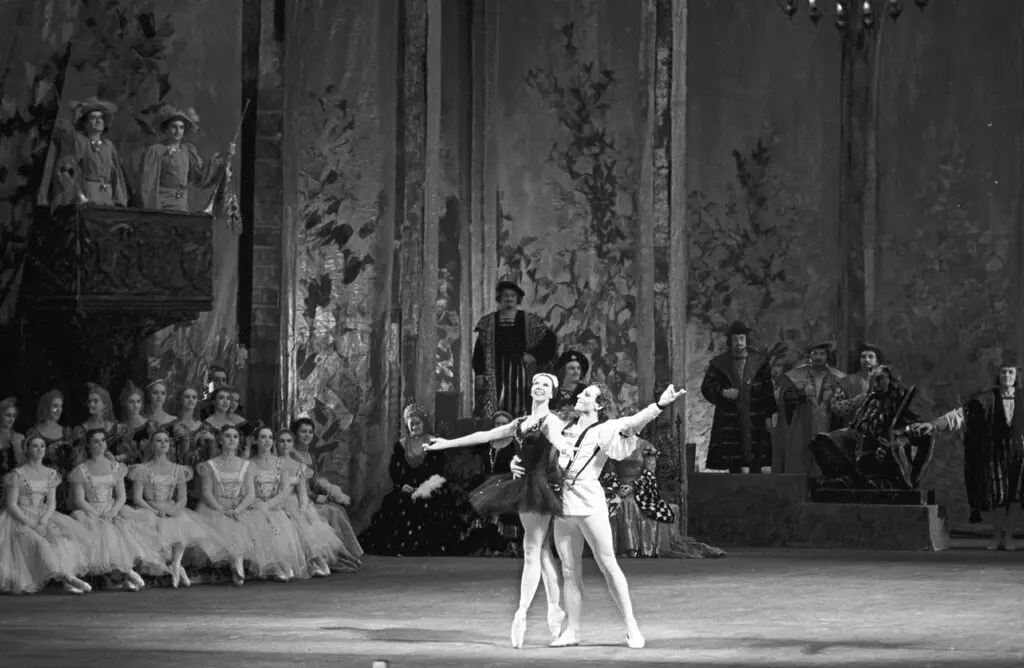 Sra. Grey em 1957, apresentando “O Lago dos Cisnes” com Yury Kondratov do Balé Bolshoi. Ela foi a primeira bailarina europeia a dançar com o Bolshoi na era soviética.Crédito...Boris Riabinin/Sputnik, via Associated Press