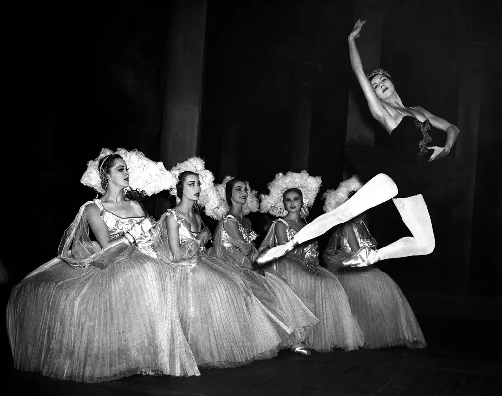 A bailarina Beryl Grey, no alto durante um ensaio geral de “O Lago dos Cisnes” na Royal Opera House, Covent Garden, em 1952.Crédito...Associação de Imprensa, via Associated Press Images