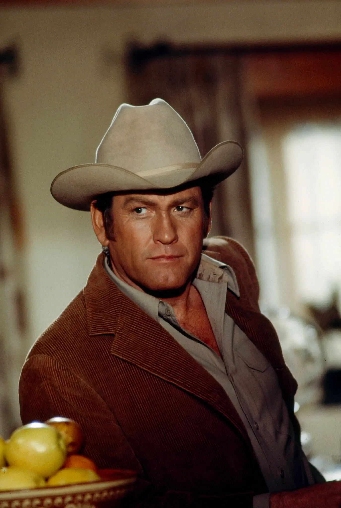 Earl Holliman em 1974, no filme para televisão “Cry Panic”. De aparência robusta e bonita, ele era uma escolha natural para faroestes, filmes de guerra e procedimentos policiais.Crédito...ABC, via Getty Images