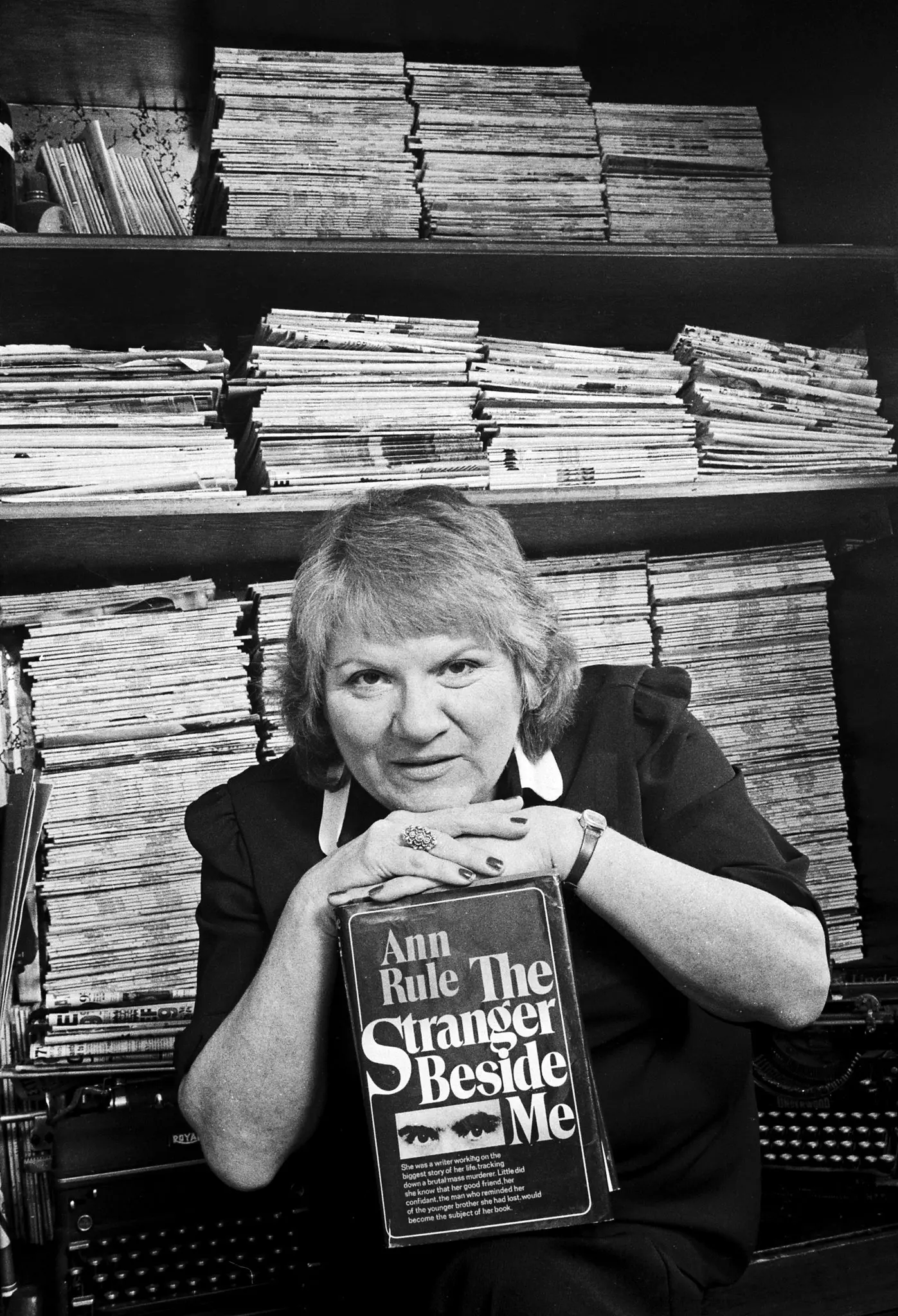 Ann Rule em 1984 com "The Stranger Beside Me", seu estudo best-seller de 1980 sobre o serial killer Ted Bundy. (Crédito da fotografia: cortesia Doug Wilson)