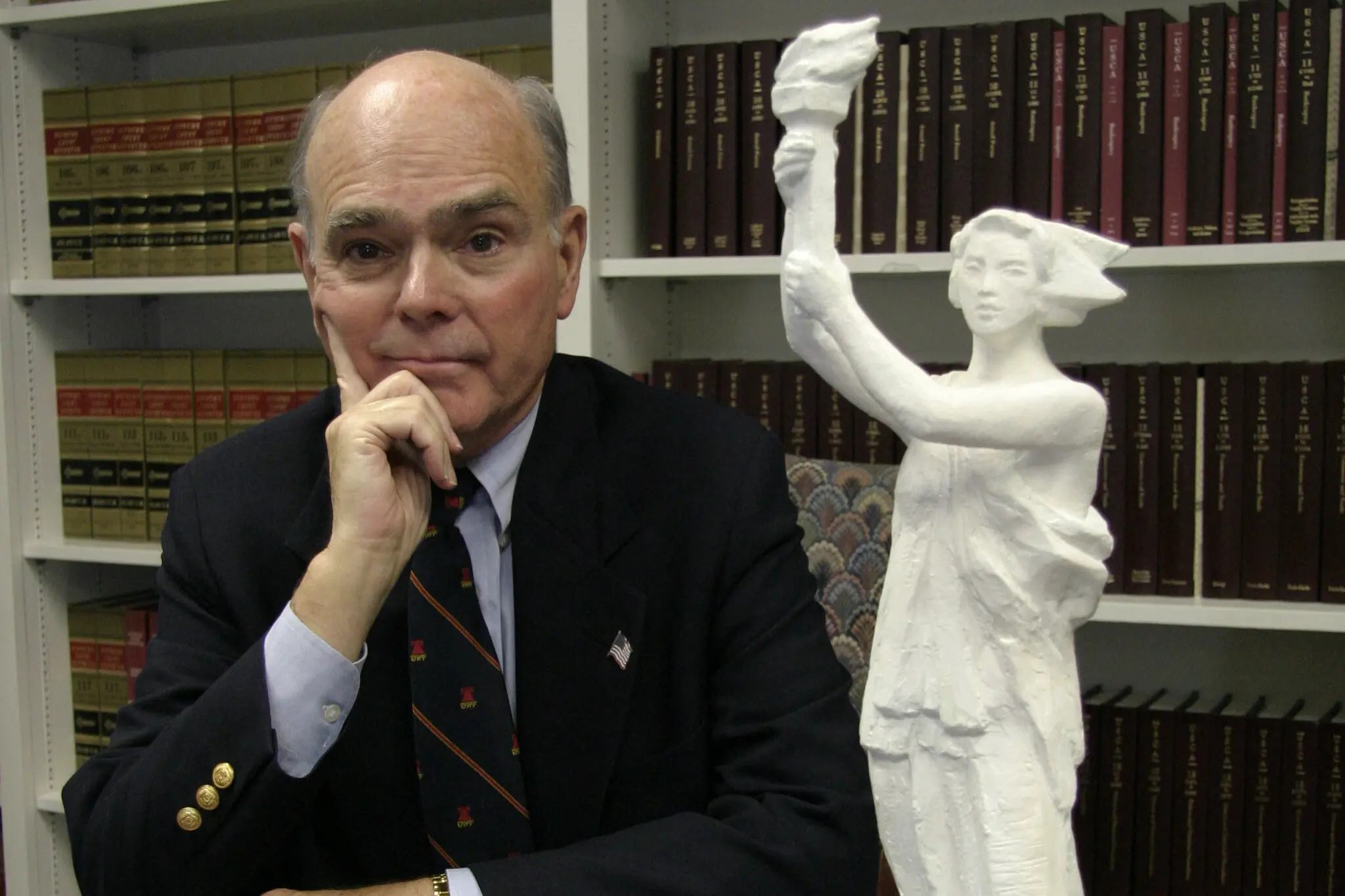 O Sr. Edwards, em 2004, com um modelo de uma estátua que a Fundação Memorial das Vítimas do Comunismo, da qual ele foi cofundador, ergueu em Washington três anos depois.Crédito...James M. Thresher/The Washington Post via Getty Images