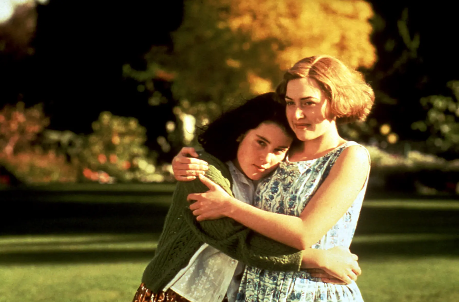 Kate Winslet, à direita, interpretou a Sra. Perry e Melanie Lynskey interpretou sua amiga Pauline Yvonne Parker no filme de Peter Jackson “Heavenly Creatures” (1994).Crédito...Coleção Everett