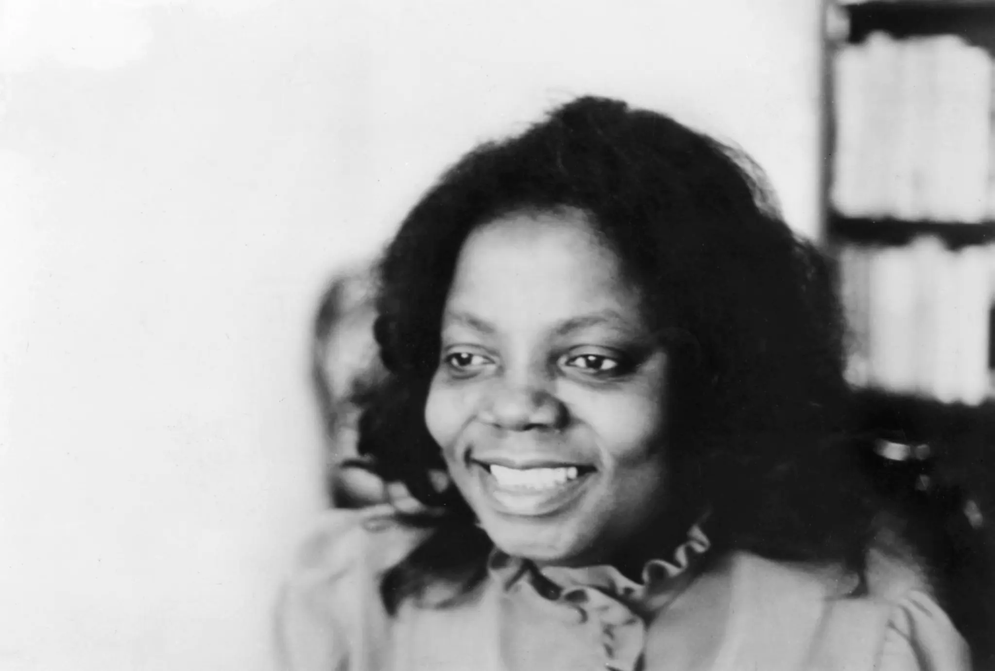 Buchi Emecheta em 1985. Seus livros, ela disse, “são sobre sobrevivência, assim como minha própria vida”. (Crédito da fotografia: Cortesia © Copyright All Rights Reserved/ © George Braziller Inc. ®/ REPRODUÇÃO/ TODOS OS DIREITOS RESERVADOS)