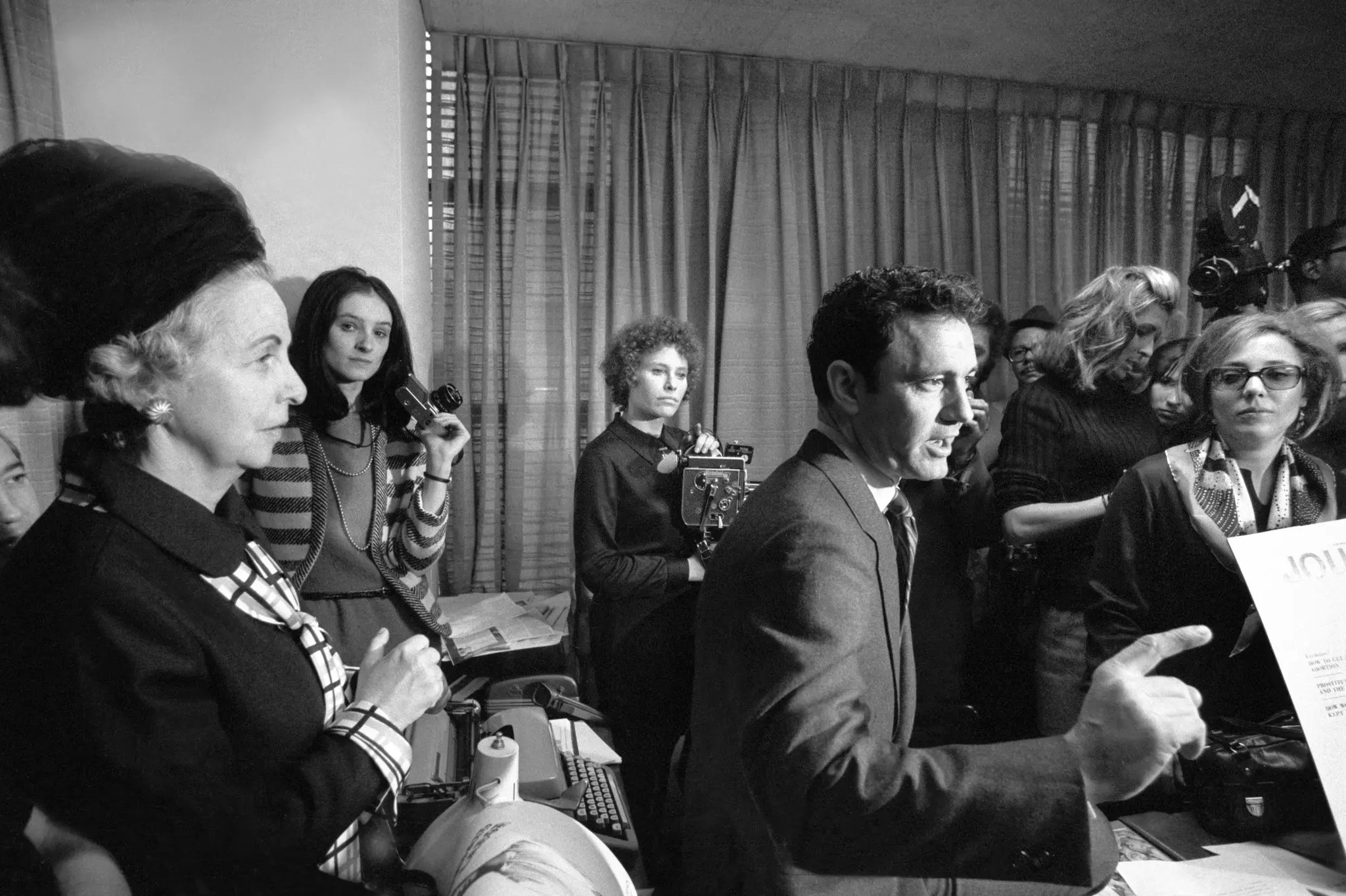 O Sr. John Carter durante um protesto de feministas em seu escritório no Ladies' Home Journal em março de 1970. (Crédito da fotografia: cortesia Jack Manning/The New York Times)