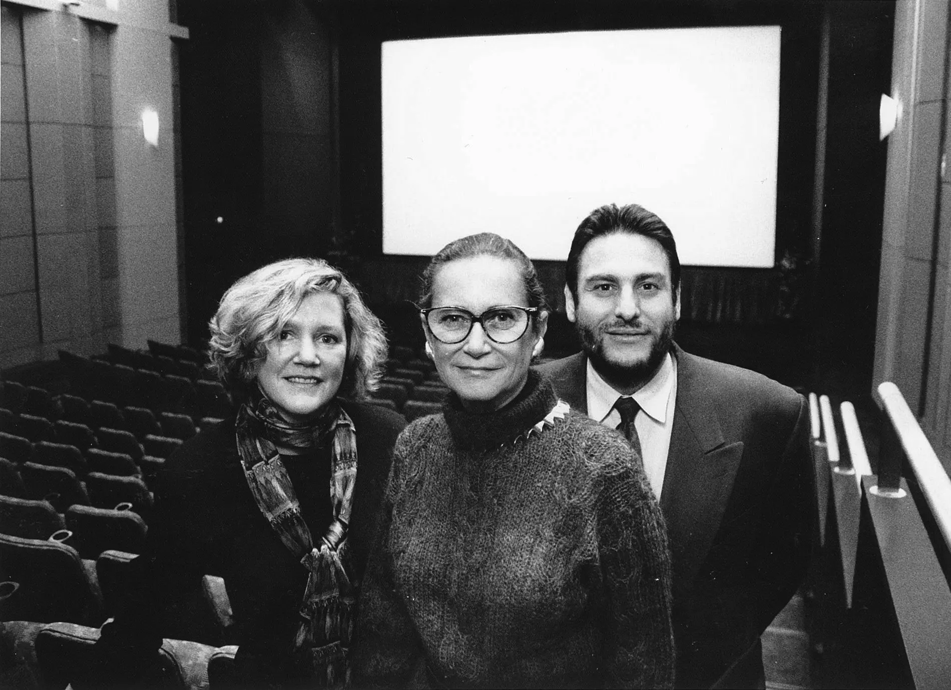 Sra. Joanne Koch, centro, com Wendy Keys e Richard Peña da Film Society of Lincoln Center no Walter Reade Theater. Sra. Koch supervisionou a criação do teatro, que abriu em 1991.Crédito...via Filme no Lincoln Center