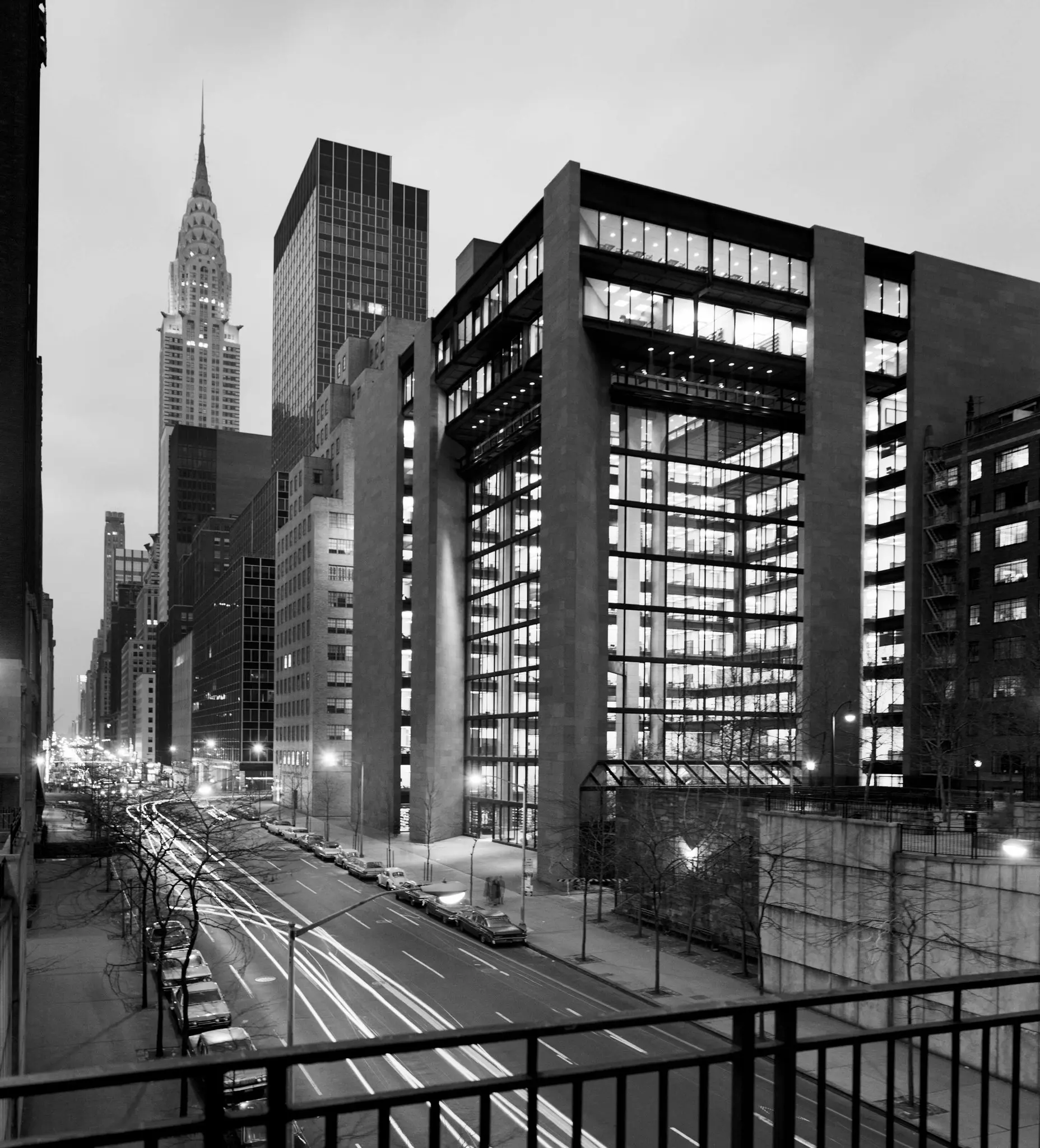 Sede da Fundação Ford do Sr. Kevin Roche em Midtown Manhattan, um elegante palácio de metal escuro e vidro construído ao redor de um átrio com jardim. Crédito...Kevin Roche John Dinkeloo e Associados LLC