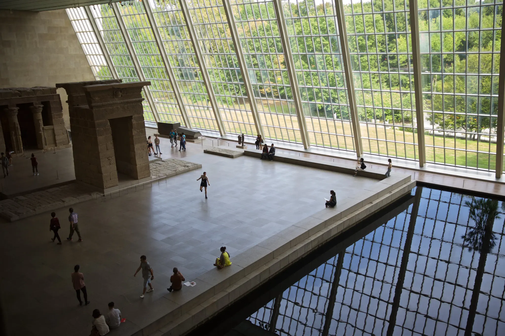 No Metropolitan Museum of Art, o Sr. Roche projetou o recinto de vidro do Templo de Dendur.Crédito...Benjamin Norman para o The New York Times