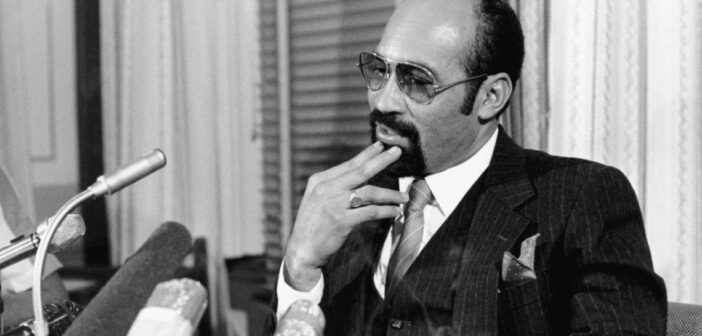 Desi Bouterse, foi um homem forte militar que liderou um golpe em 1980 na antiga colônia holandesa do Suriname e então retornou ao poder por eleição três décadas depois, apesar das acusações de tráfico de drogas e assassinato, foi condenado a 20 anos de prisão pelos assassinatos de 15 oponentes do então governo militar em dezembro de 1982, encerrando um histórico processo legal de 16 anos