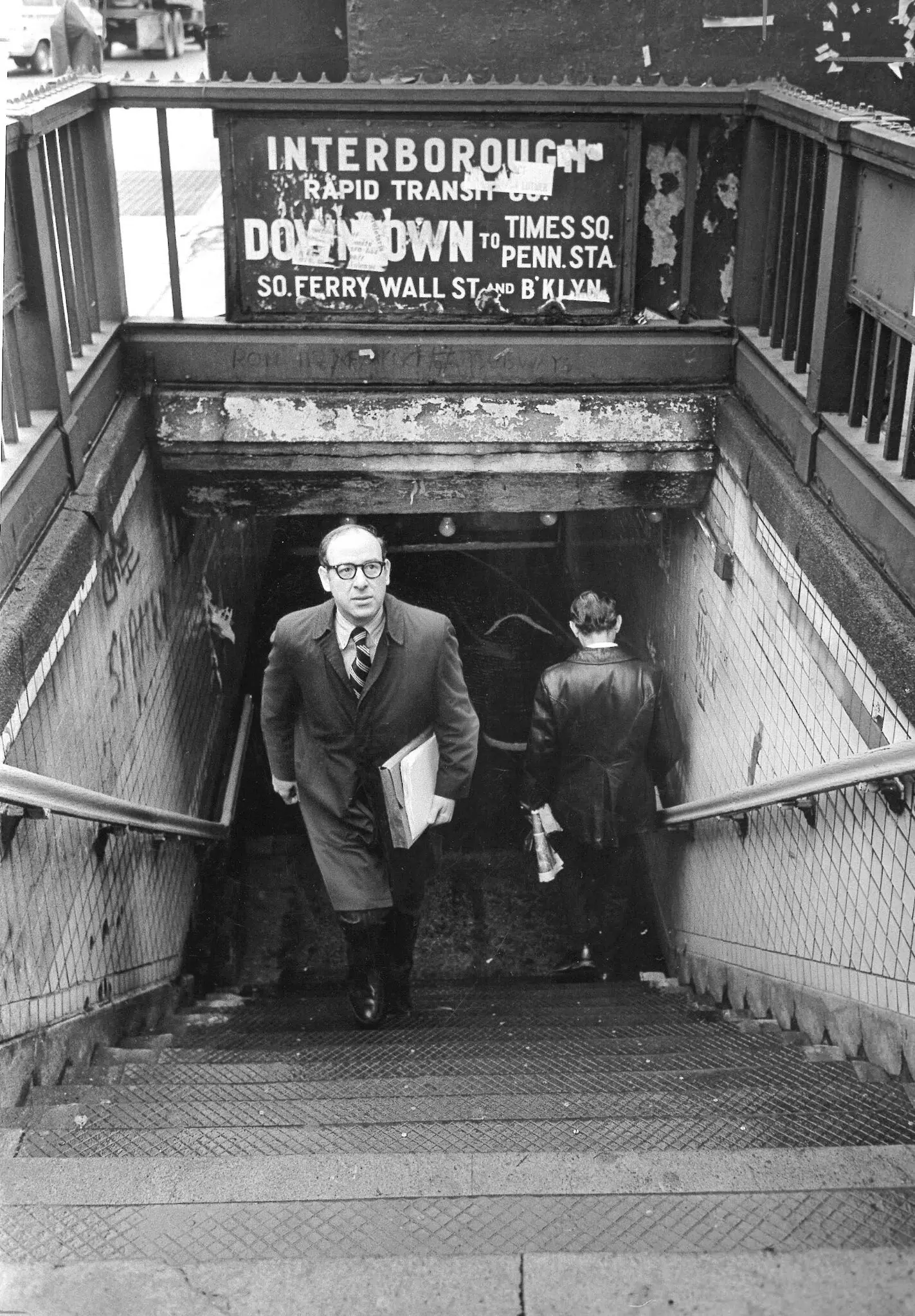 Franz Leichter em 1972 na estação de metrô na Broadway e West 110th Street, parte de seu distrito no Upper West Side, em Manhattan. (Crédito da fotografia: cortesia Neal Boenzi/The New York Times)