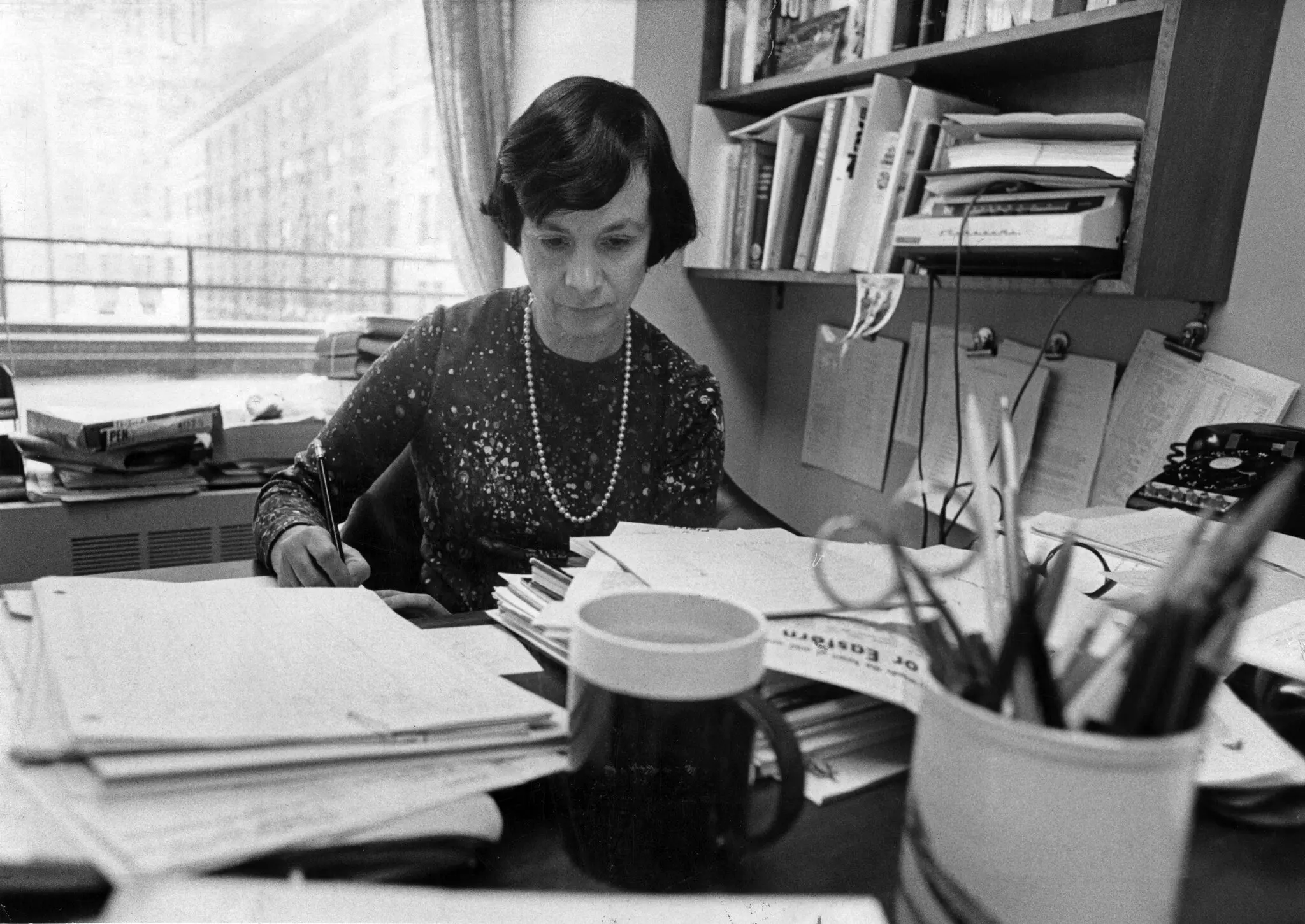 Betty A. Prashker em 1974 em seu escritório na Doubleday, onde foi editora por 21 anos. Seus instintos para o que tornaria um best-seller eram extremamente amplos e cruzavam alta e baixa cultura. (Crédito da fotografia: Cortesia © Copyright All Rights Reserved/ © Divulgação/ Librado Romero/The New York Times ®/ REPRODUÇÃO/ TODOS OS DIREITOS RESERVADOS)