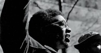 Fred Hampton, foi um líder do Partido dos Panteras Negras de Chicago, presidente local do Partido dos Panteras Negras, foi um herói que corajosamente exigiu direitos para os negros, pressionou por refeições para crianças negras em idade escolar