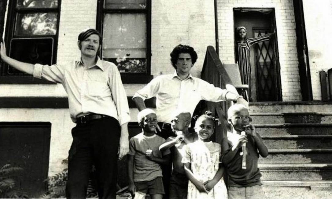 Jeffrey Haas e seu sócio, Flint Taylor, em frente ao apartamento onde Fred Hampton foi morto Foto: CORTESIA/JEFFREY HAAS