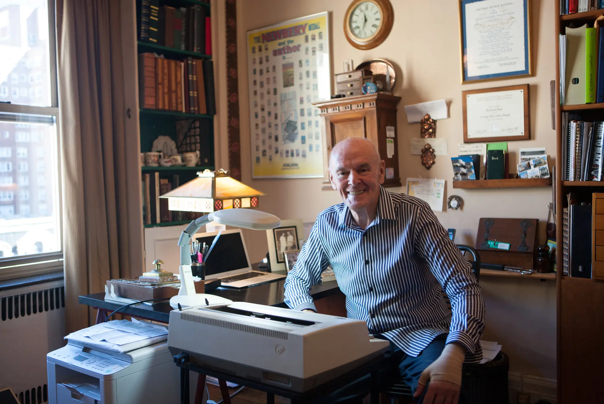 Richard Peck em seu escritório no Upper East Side de Manhattan em 2006. “Sou um escritor”, ele disse uma vez, “porque nunca tive um professor que dissesse: 'Escreva sobre o que você conhece.'”Crédito...Linda Jaquez para o The New York Times