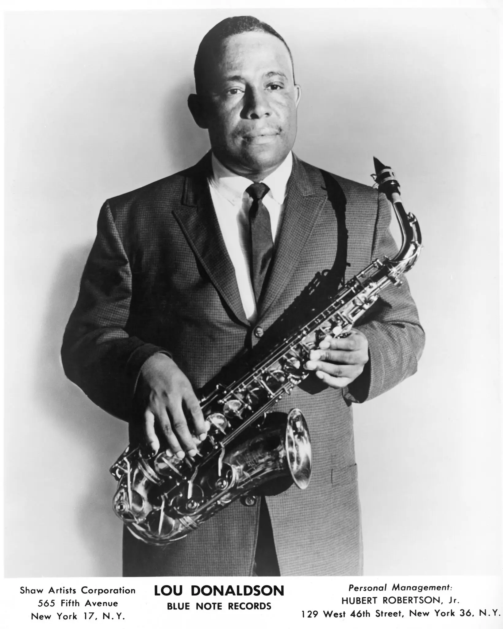 O Sr. Lou Donaldson em uma foto publicitária da Blue Note do final dos anos 1950. Sua primeira sessão para a gravadora foi em 1952. (Crédito da fotografia: Cortesia © Copyright All Rights Reserved/ © Divulgação/Arquivos Michael Ochs/Getty Images ®/ REPRODUÇÃO/ TODOS OS DIREITOS RESERVADOS)