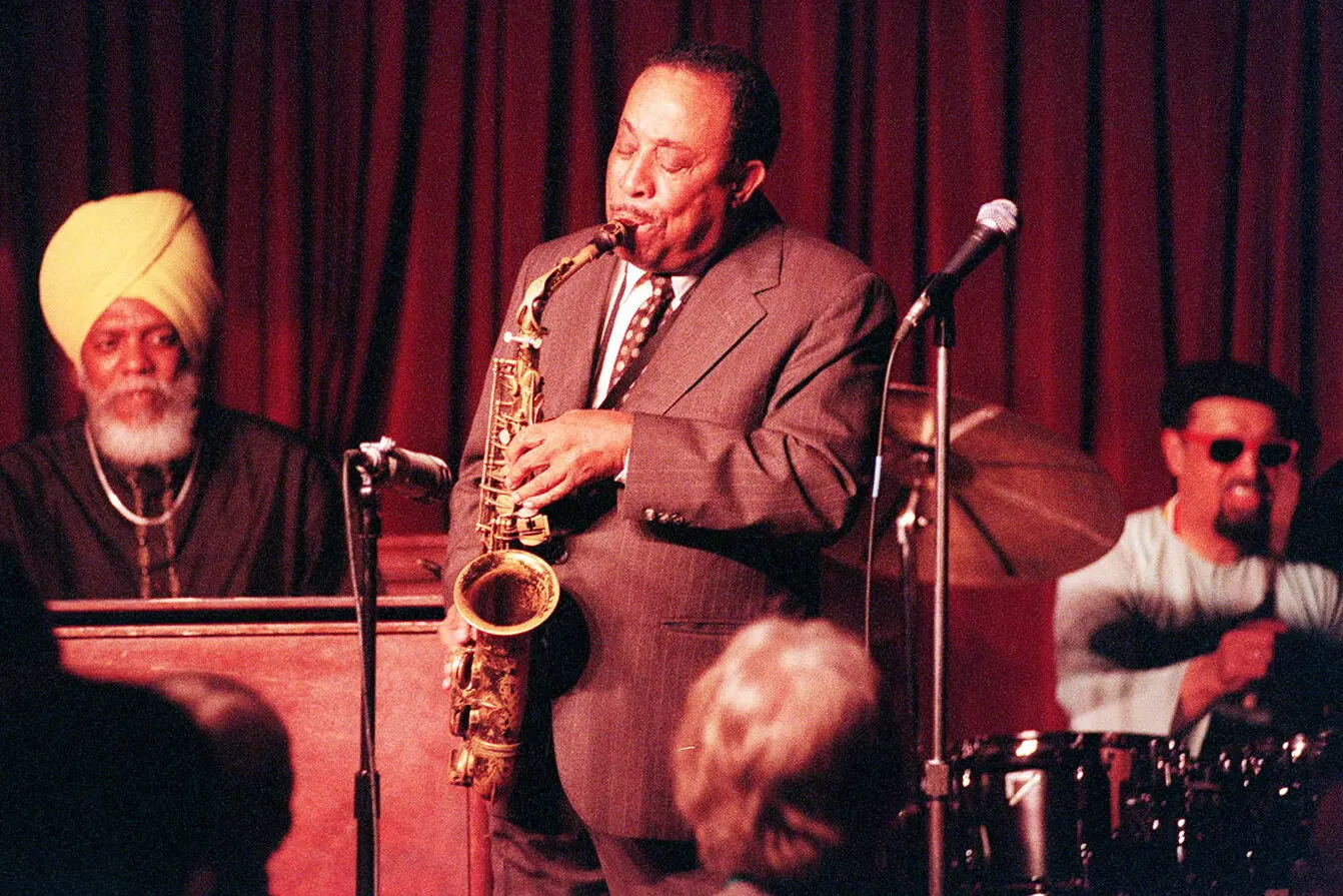 Lou Donaldson se apresentando no Village Vanguard em Nova York em 1999, com o organista Lonnie Smith e o baterista Idris Muhammad. Ele era uma voz líder da música conhecida como hard bop.Crédito...Jack Vartoogian para o The New York Times