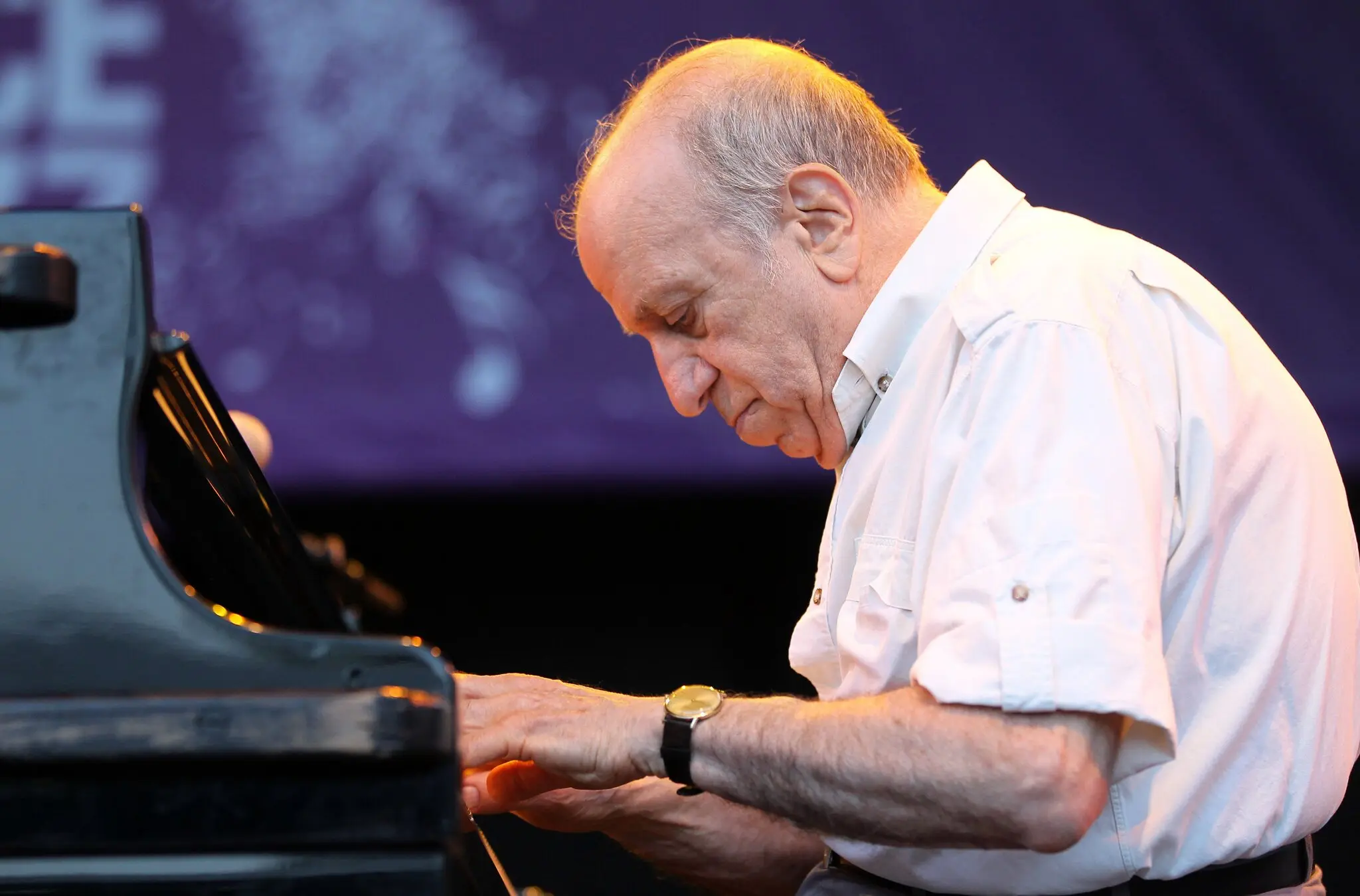 O Sr. Martial Solal se apresentando no Festival de Jazz de Nice em 2011. Ele foi admirado tanto por seu virtuosismo técnico quanto por suas improvisações incansáveis e​​ exploratórias. Crédito...Imagens Getty