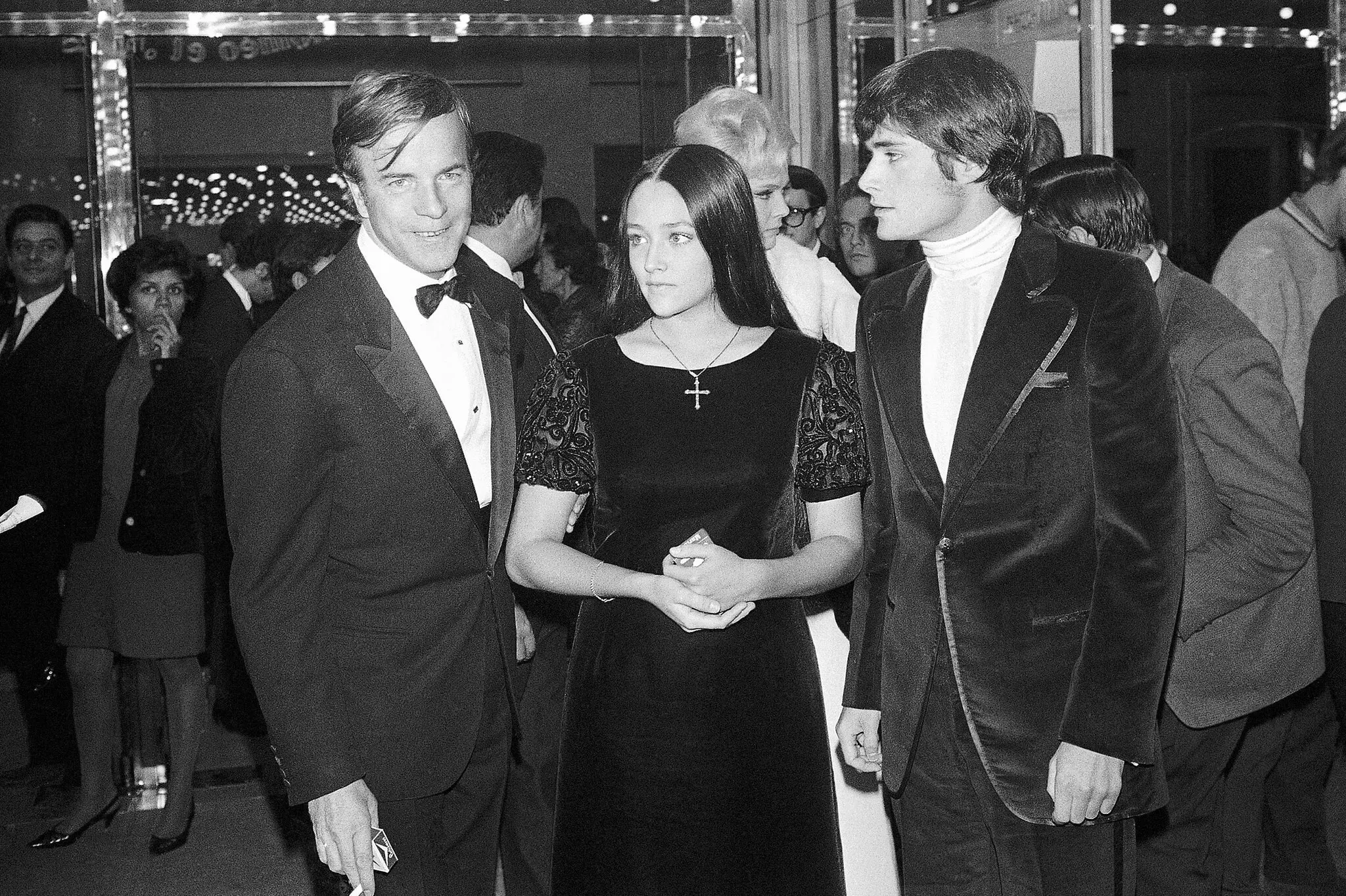 O diretor Franco Zeffirelli, à esquerda, com a Sra. Hussey e seu colega de elenco, Leonard Whiting, na estreia parisiense de “Romeu e Julieta”.Crédito...Eustache Cárdenas/Associated Press