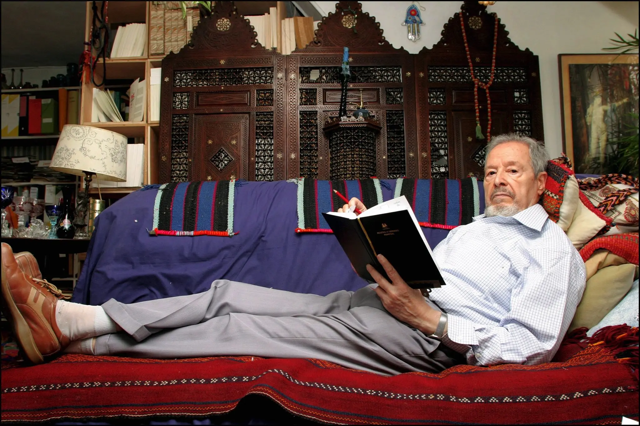 Albert Memmi em casa, em Paris, em 2004. Ele se via como um ardente anti-imperialista, um sionista assumido e um autointitulado “árabe judeu”. (Crédito...Marc Gantier/Gamma-Rapho, via Getty Images)