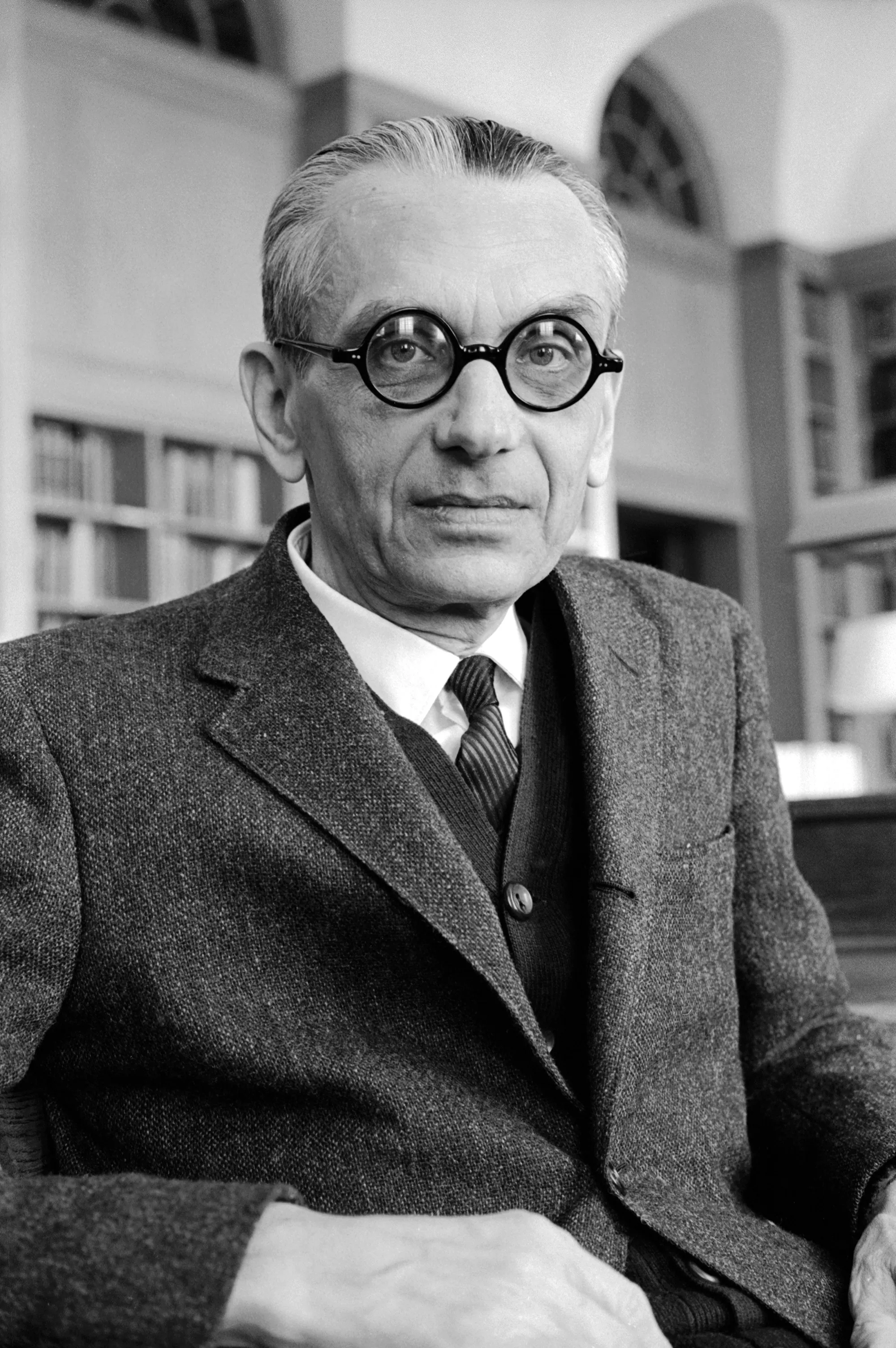 O teorema da incompletude do matemático Kurt Gödel está no folclore científico com a relatividade de Einstein e a incerteza de Heisenberg. (FOTOGRAFIA DE ALFRED EISENSTAEDT / THE LIFE PICTURE COLLECTION / GETTY IMAGES)