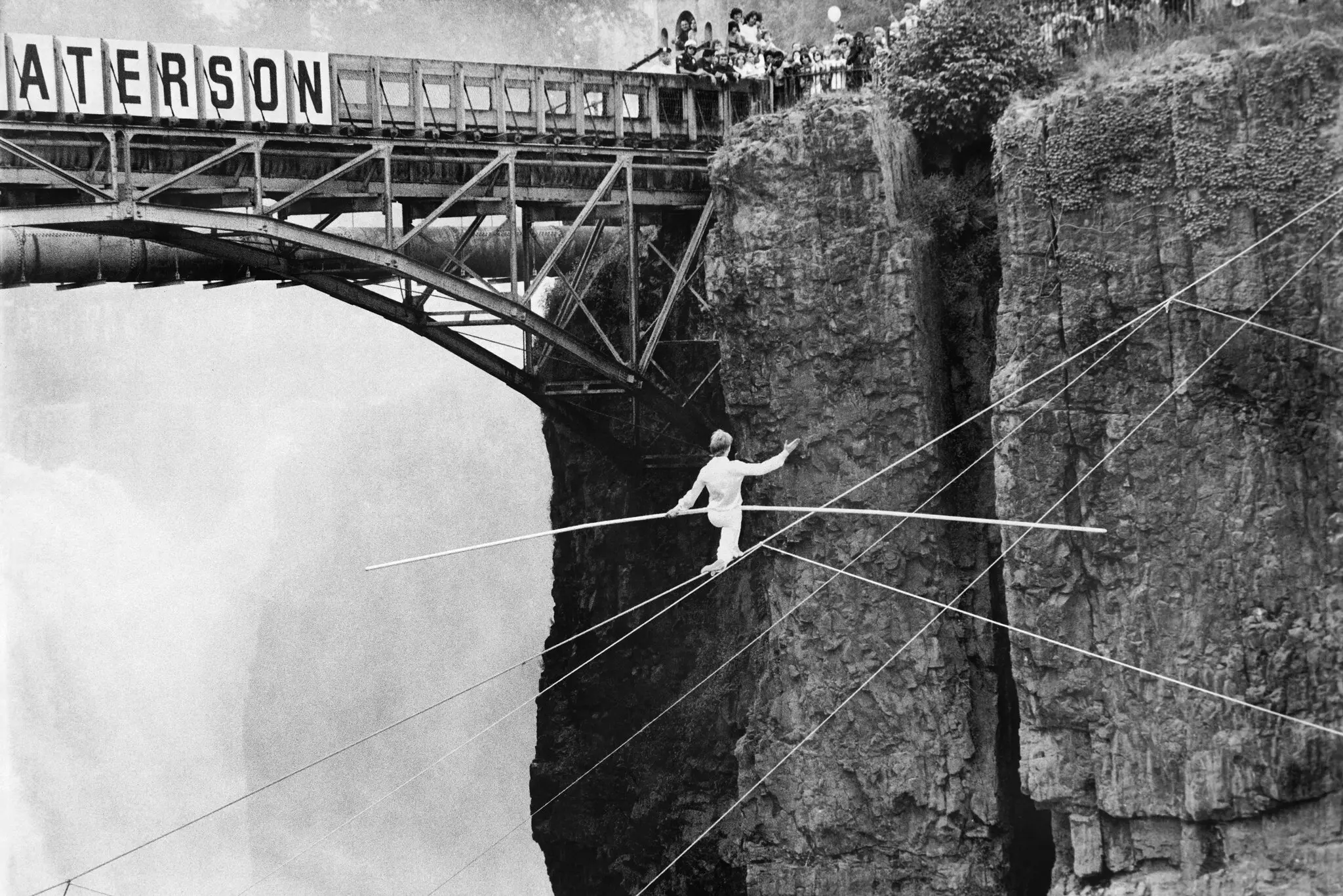 O trapezista Philippe Petit cruzando o desfiladeiro de Great Falls em Paterson, NJ, em 1974.Crédito...Joyce Dopkeen/The New York Times