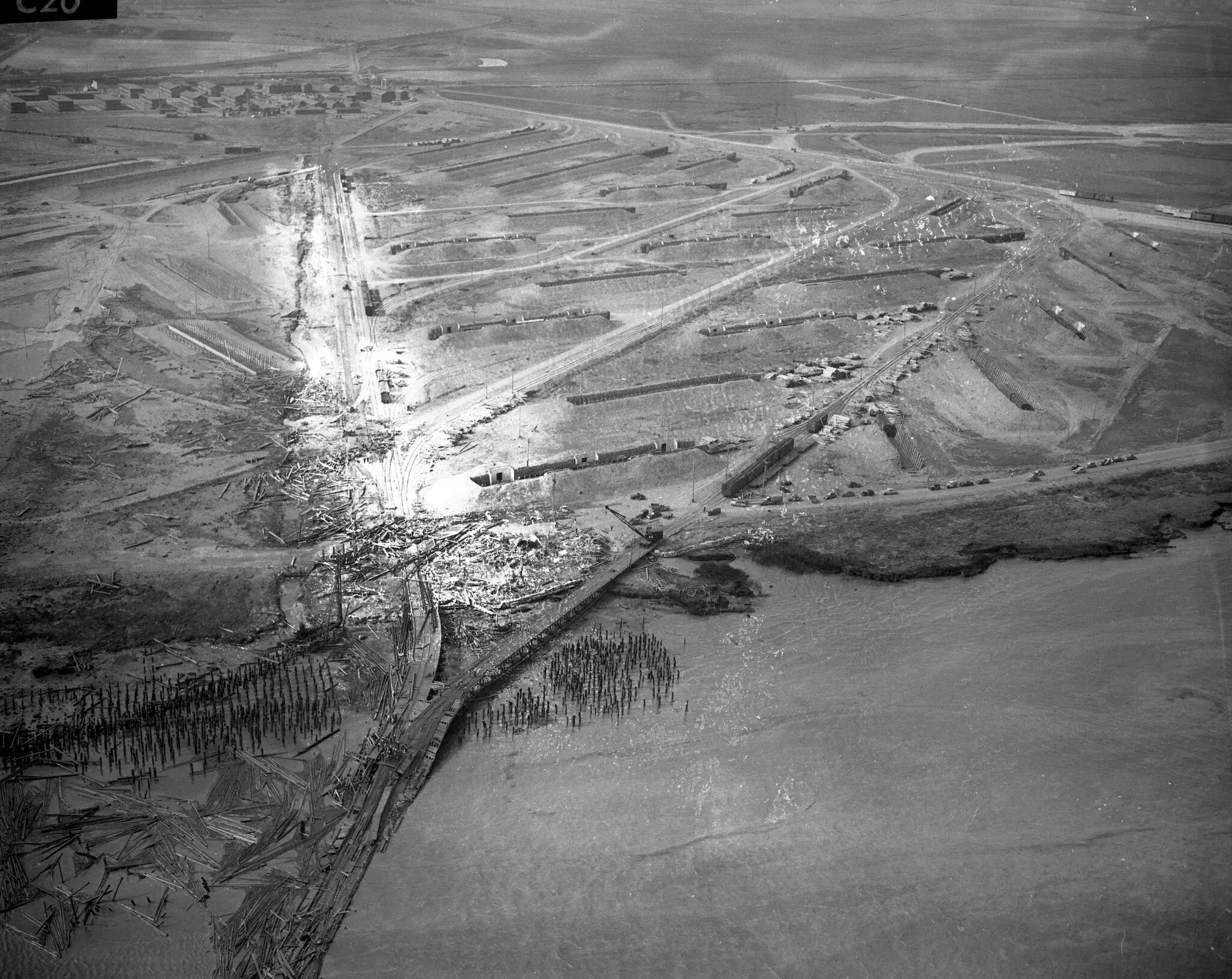 As explosões no Port Chicago Naval Magazine, a nordeste de São Francisco, na noite de 17 de julho de 1944, mataram 320 marinheiros, civis e pessoal da Guarda Costeira, a maioria deles negros. Quase 400 outros ficaram feridos.Crédito...San Francisco Chronicle, via Associated Press