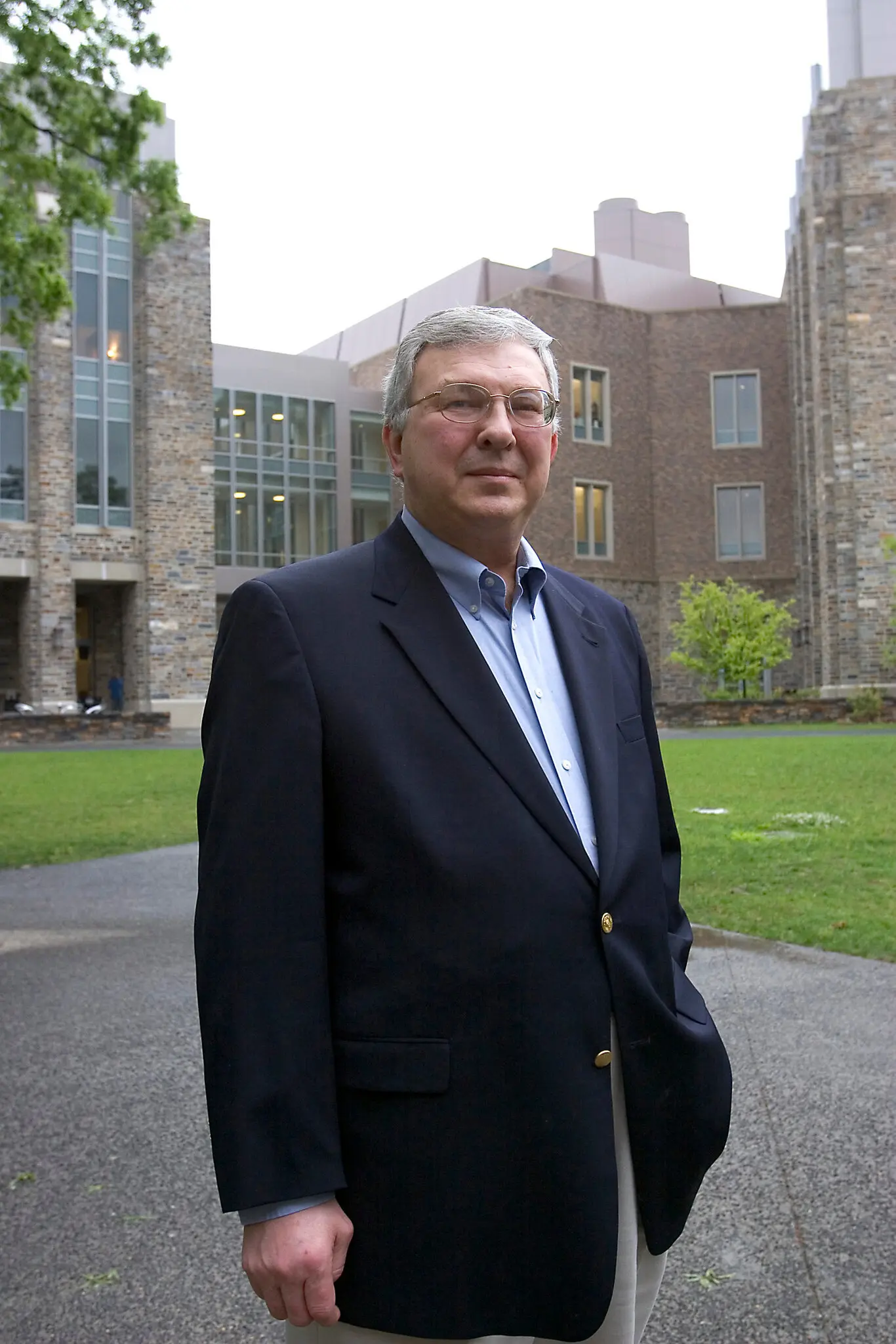 Henry Petroski em 2006 no campus da Duke University, onde lecionou engenharia por 40 anos. “O fracasso”, ele disse uma vez, “é central para a engenharia”. (Crédito da fotografia: Cortesia © Copyright All Rights Reserved/ Jenny Warburg para o The New York Times ®/ REPRODUÇÃO/ TODOS OS DIREITOS RESERVADOS)