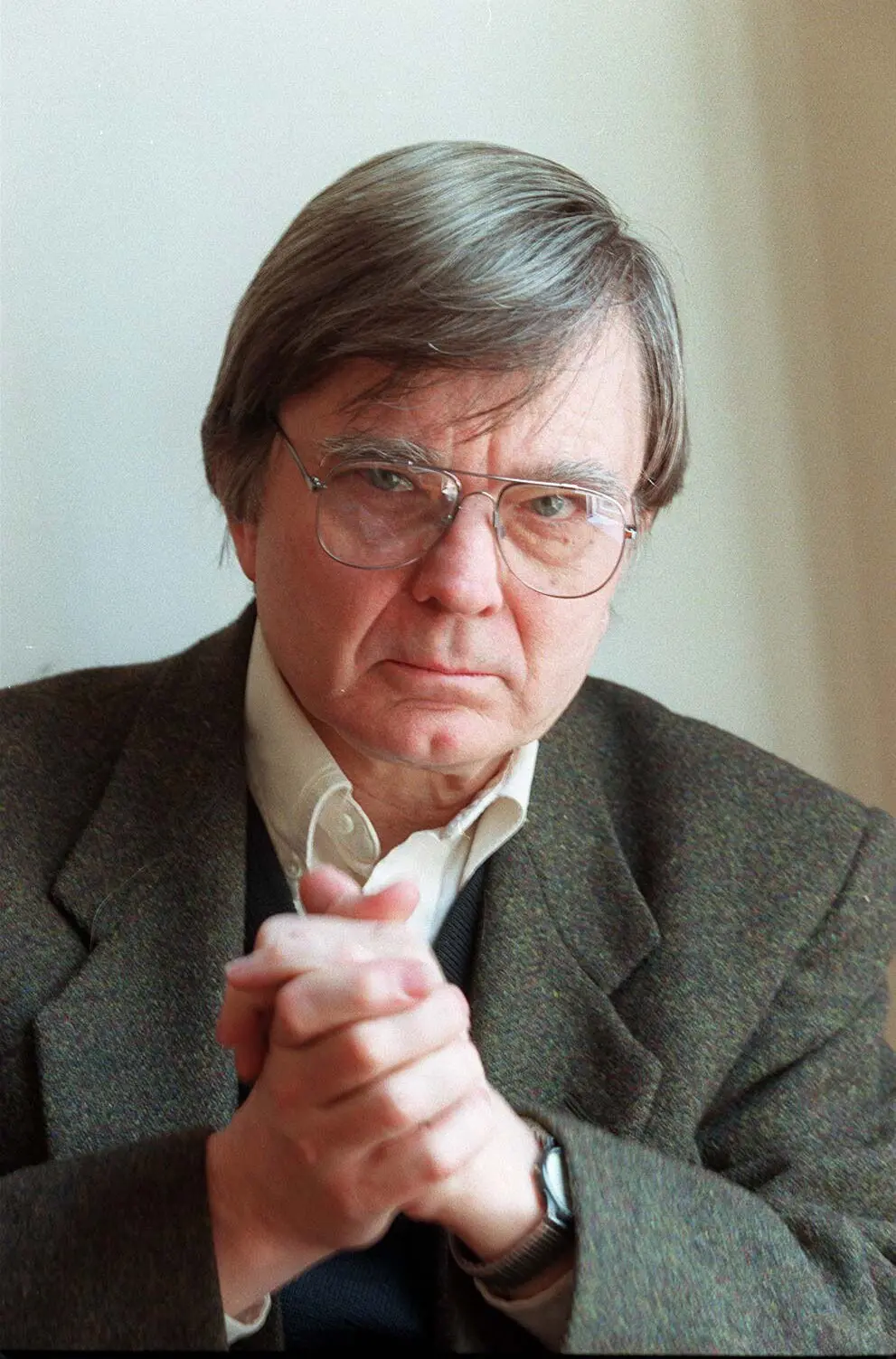 Robert Coover em 1996. “Eu me envolvi com contos populares e contos de fadas durante toda a minha vida de escritor, como parte da minha tentativa de romper com os mitos que nos cercam e às vezes nos governam”, ele disse uma vez. (Crédito da fotografia: Cortesia © Copyright All Rights Reserved/ Suzanne DeChillo/The New York Times ®/ REPRODUÇÃO/ DIVULGAÇÃO/ TODOS OS DIREITOS RESERVADOS)