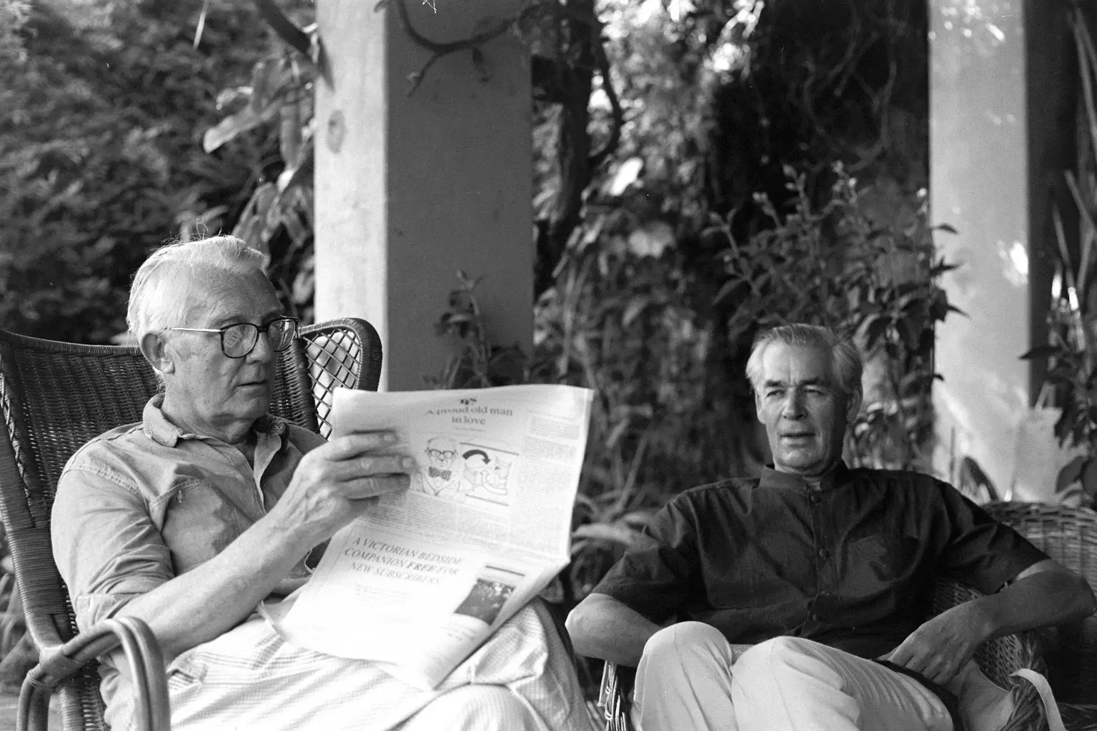 Hugh Honor, à direita, com John Fleming em seu jardim em Tofori, Itália, onde moravam e trabalhavam.