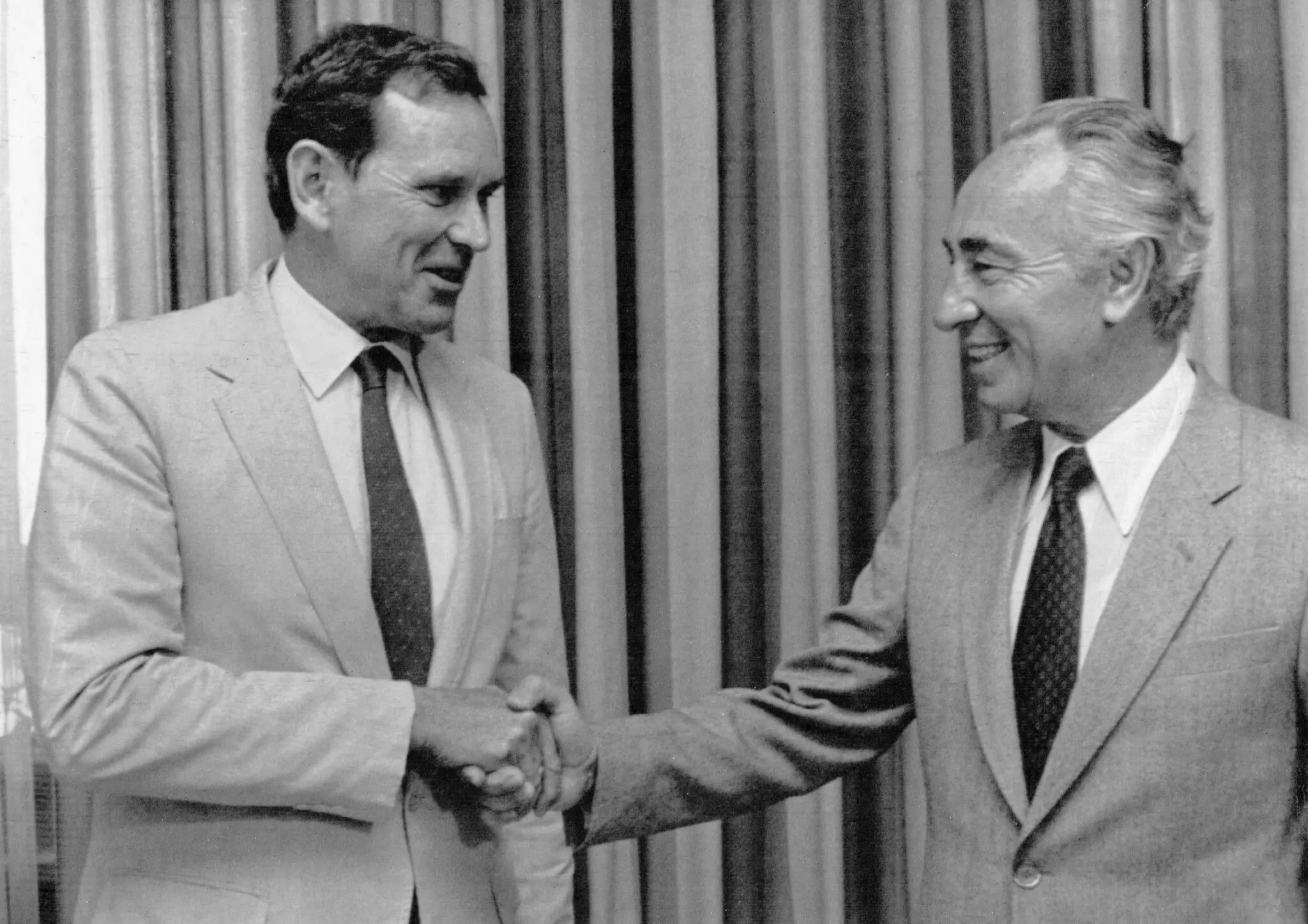 O Sr. Murphy em 1984, com o Primeiro Ministro Shimon Peres de Israel. Após sua primeira visita a Israel em 1959, ele concluiu que tomar partido no conflito israelense-palestino “era realmente uma coisa estúpida de se fazer”.Crédito...Imprensa unida internacional