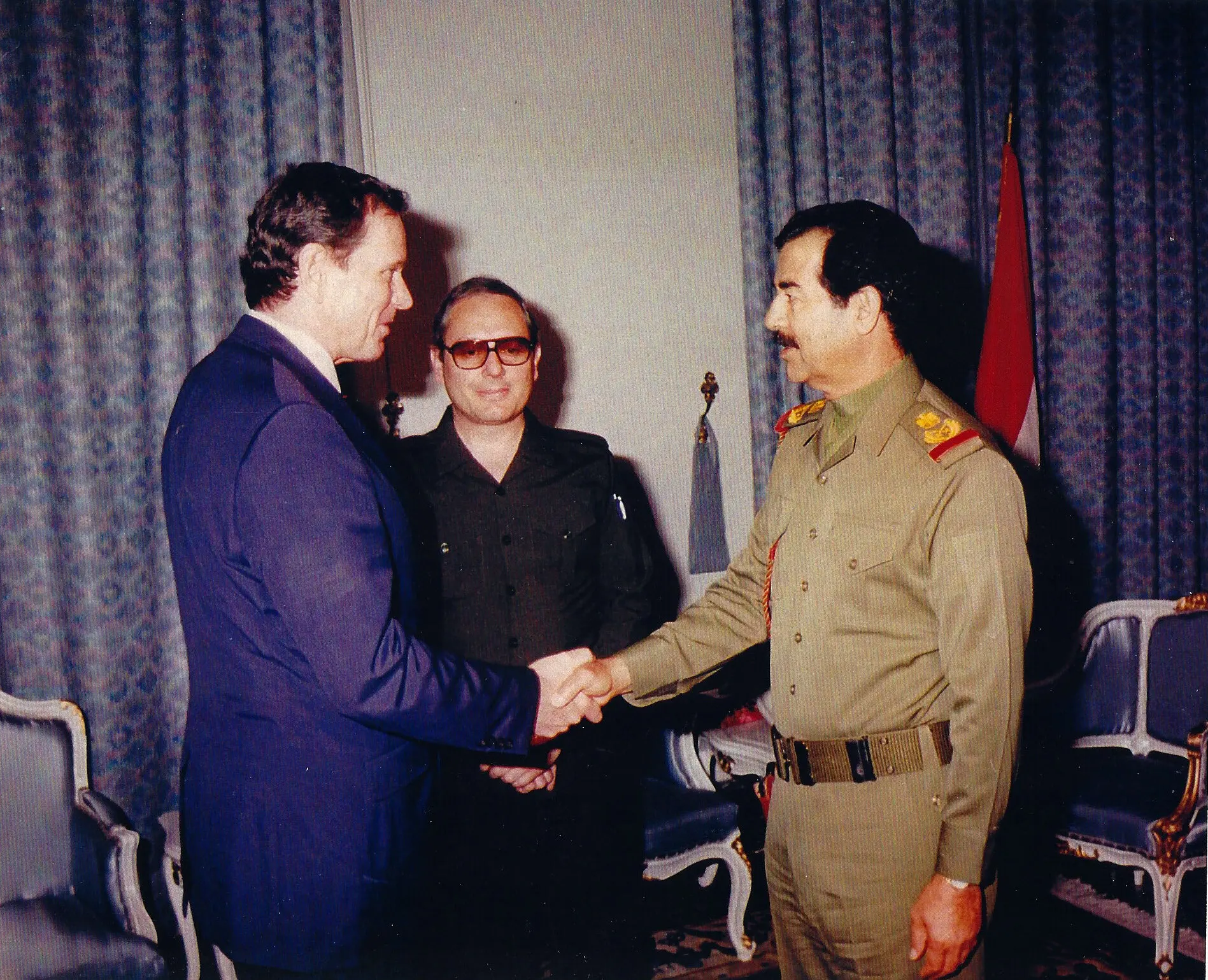 Sr. Murphy, por volta de 1988, com Saddam Hussein, a quem ele achou rígido e rude.Crédito...via família Murphy