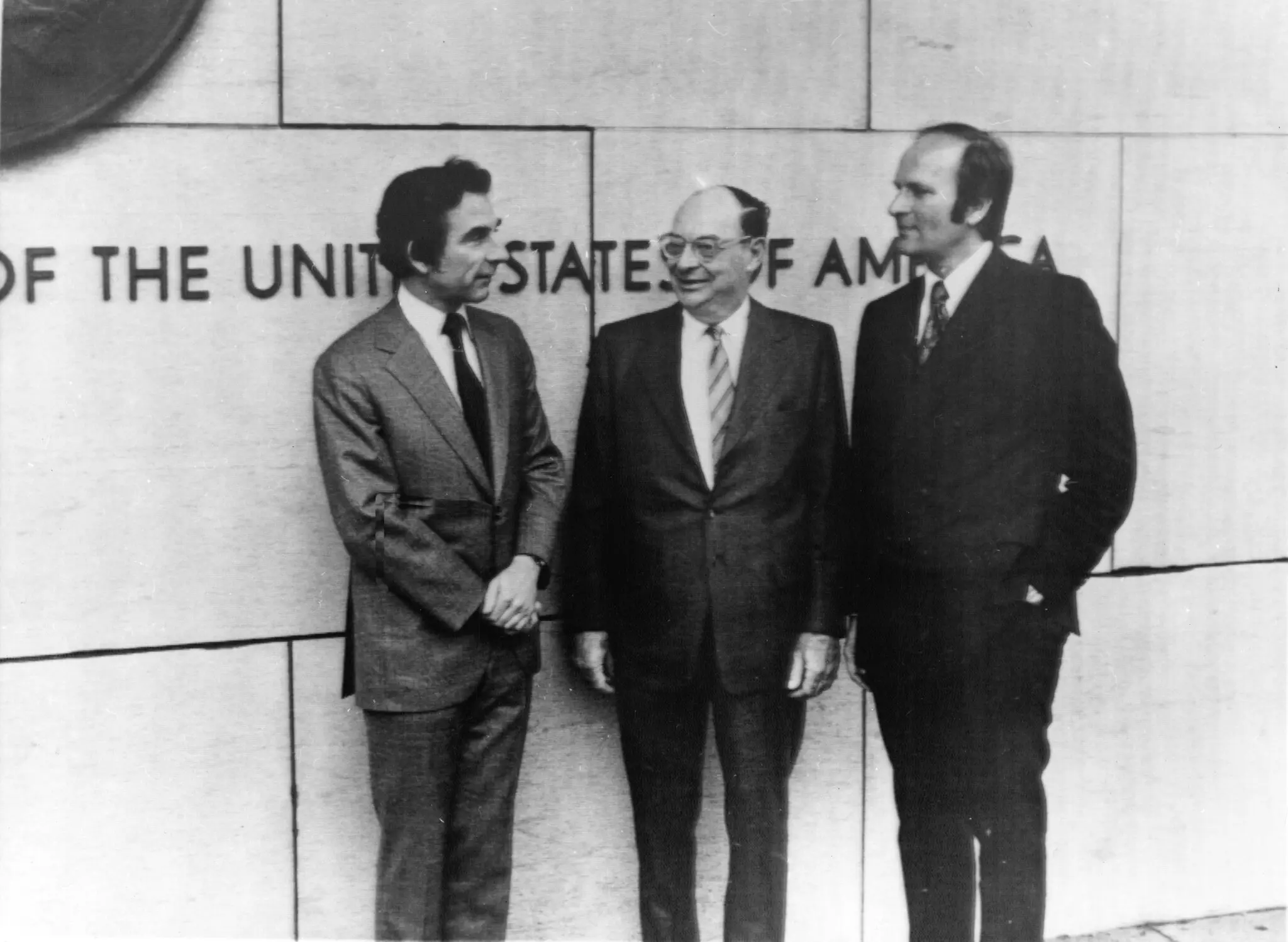 Dr. Leon Cooper, à esquerda, com John Bardeen, ao centro, e Dr. Schrieffer em uma coletiva de imprensa do lado de fora da Embaixada Americana em Estocolmo. Os três homens dividiram o Prêmio Nobel de Física por seu trabalho sobre supercondutividade.Crédito...Imprensa associada